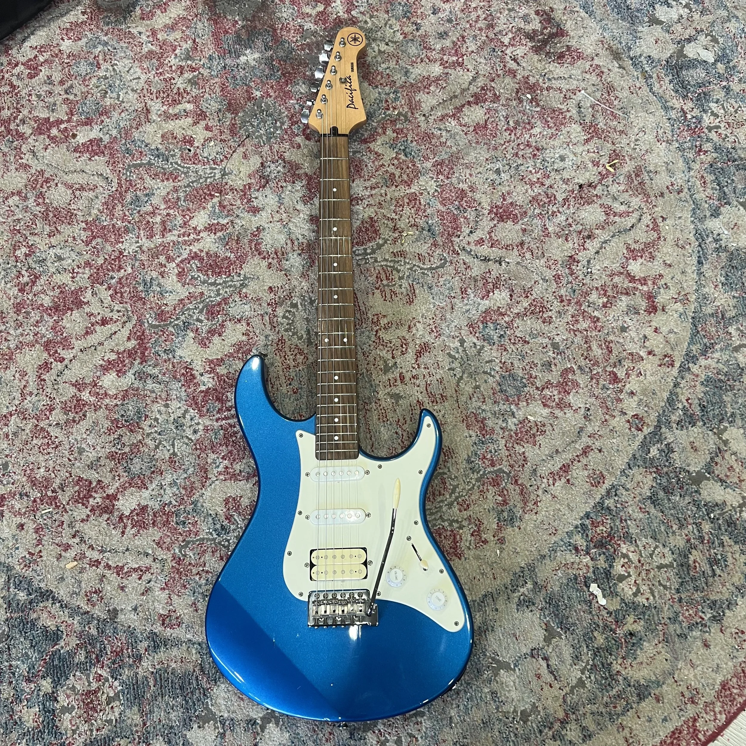Yamaha-Pacifica-PAC012-sonicblue-01.jpeg