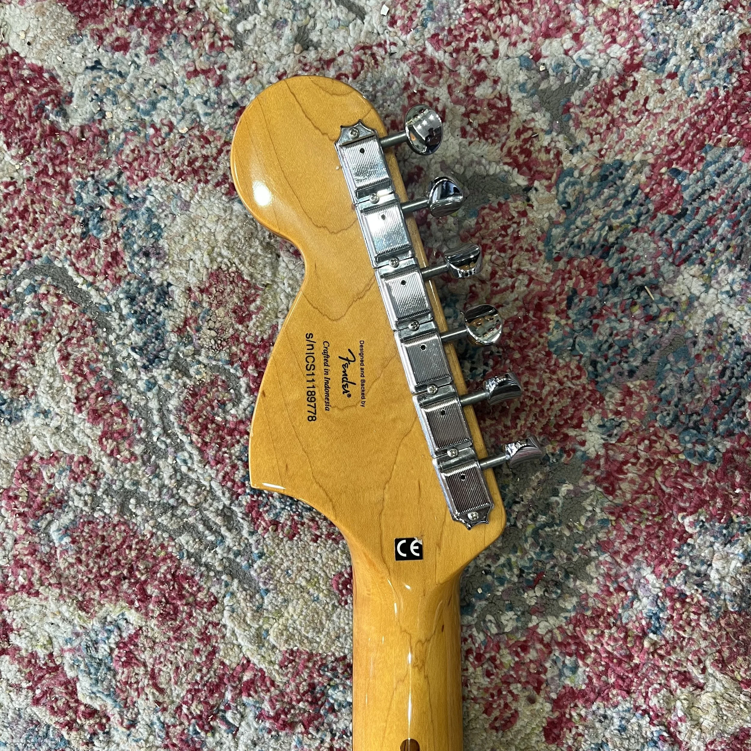 Squier-ClassicVibe-70s-Stratocaster-HSS-3tonesunburst-guitar-9.jpeg