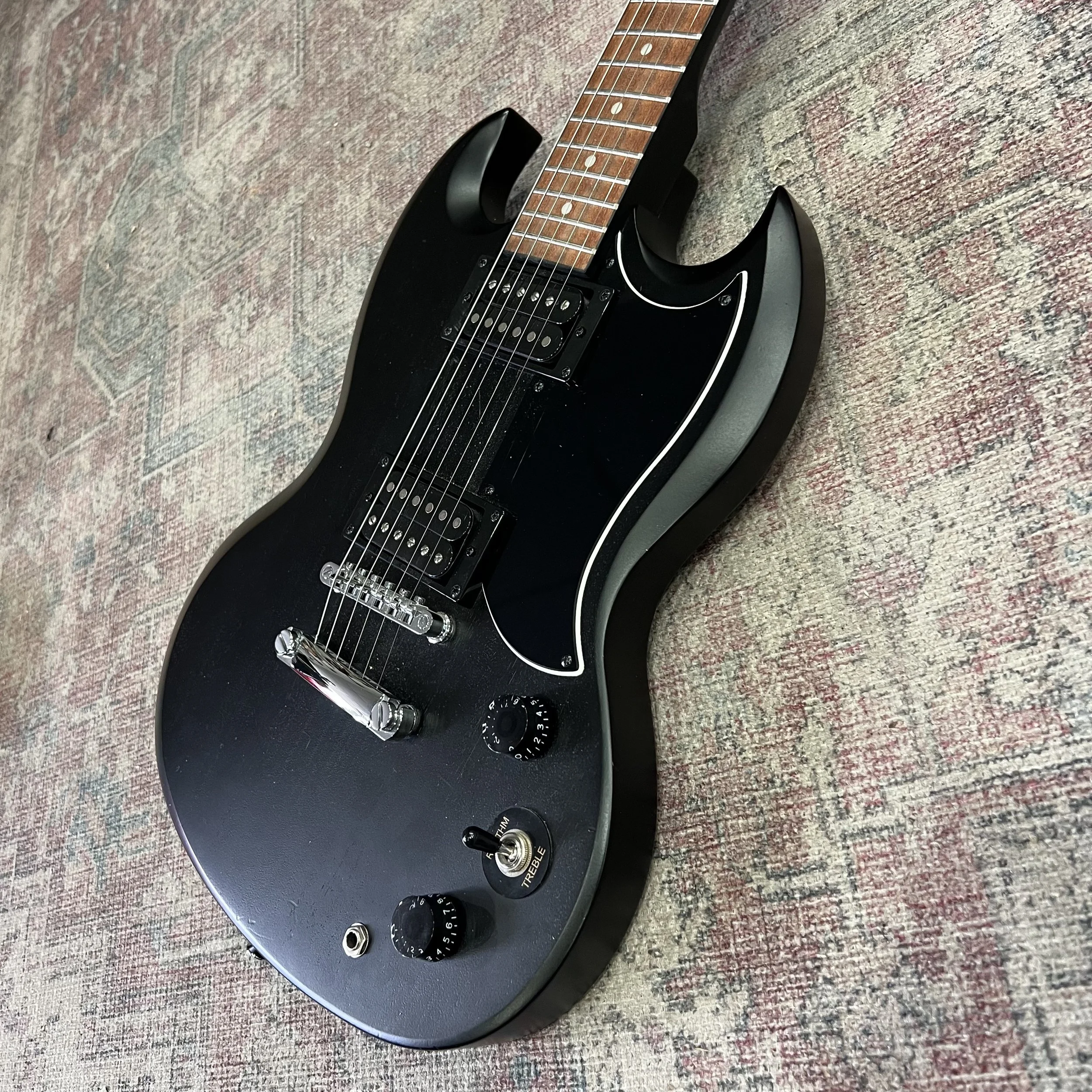 Epiphone-SG-Electric-Guitar-Ebony-03.jpeg