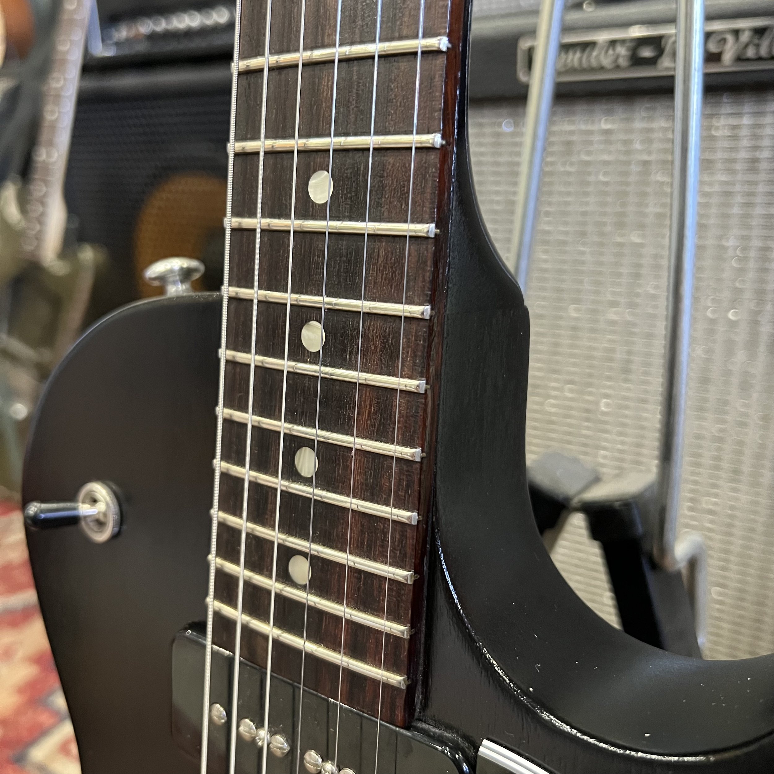 Gibson-LesPaulSpecial-Black-08.jpeg