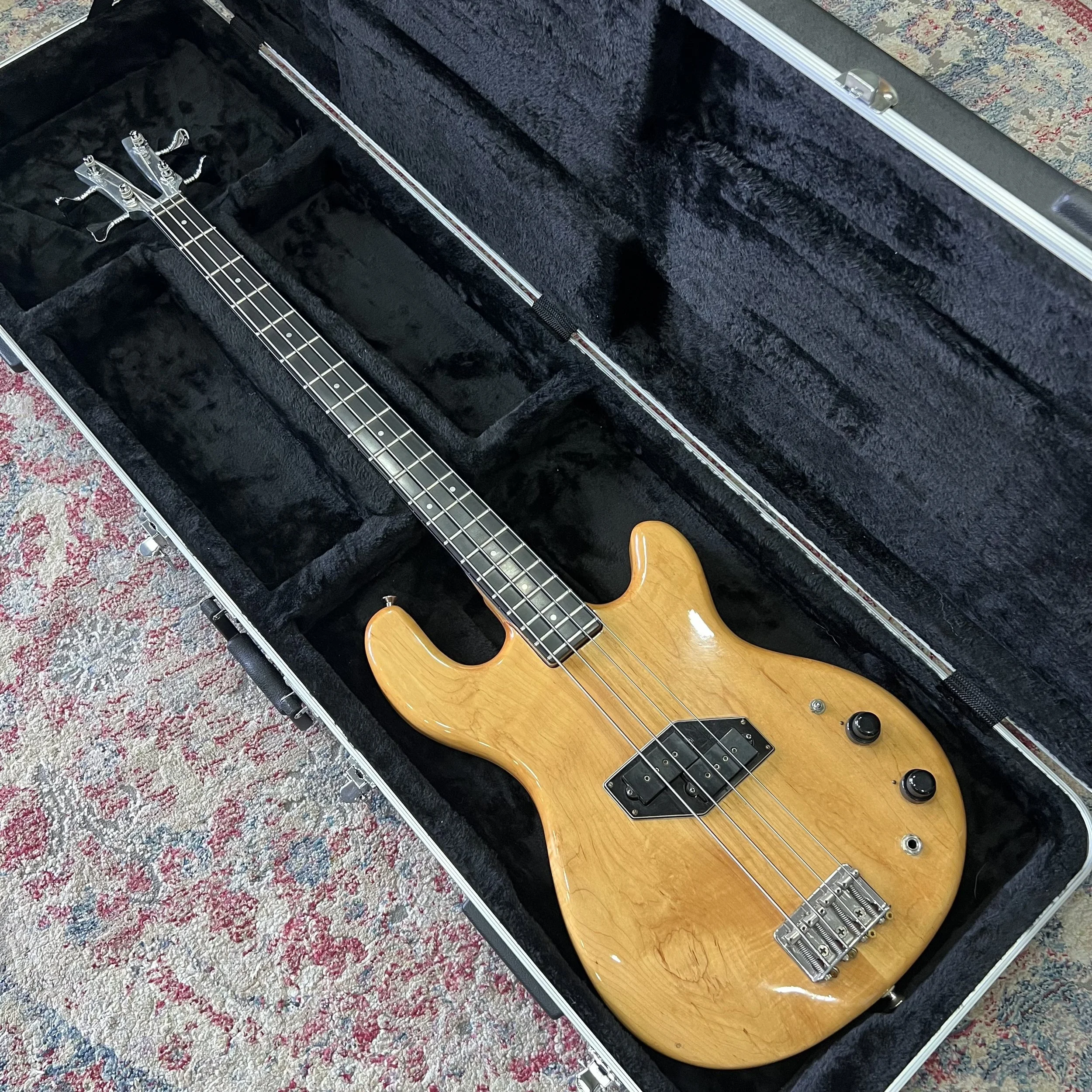 Kramer-Bass-Natural-Wood-Bass-Guitar-03.jpeg