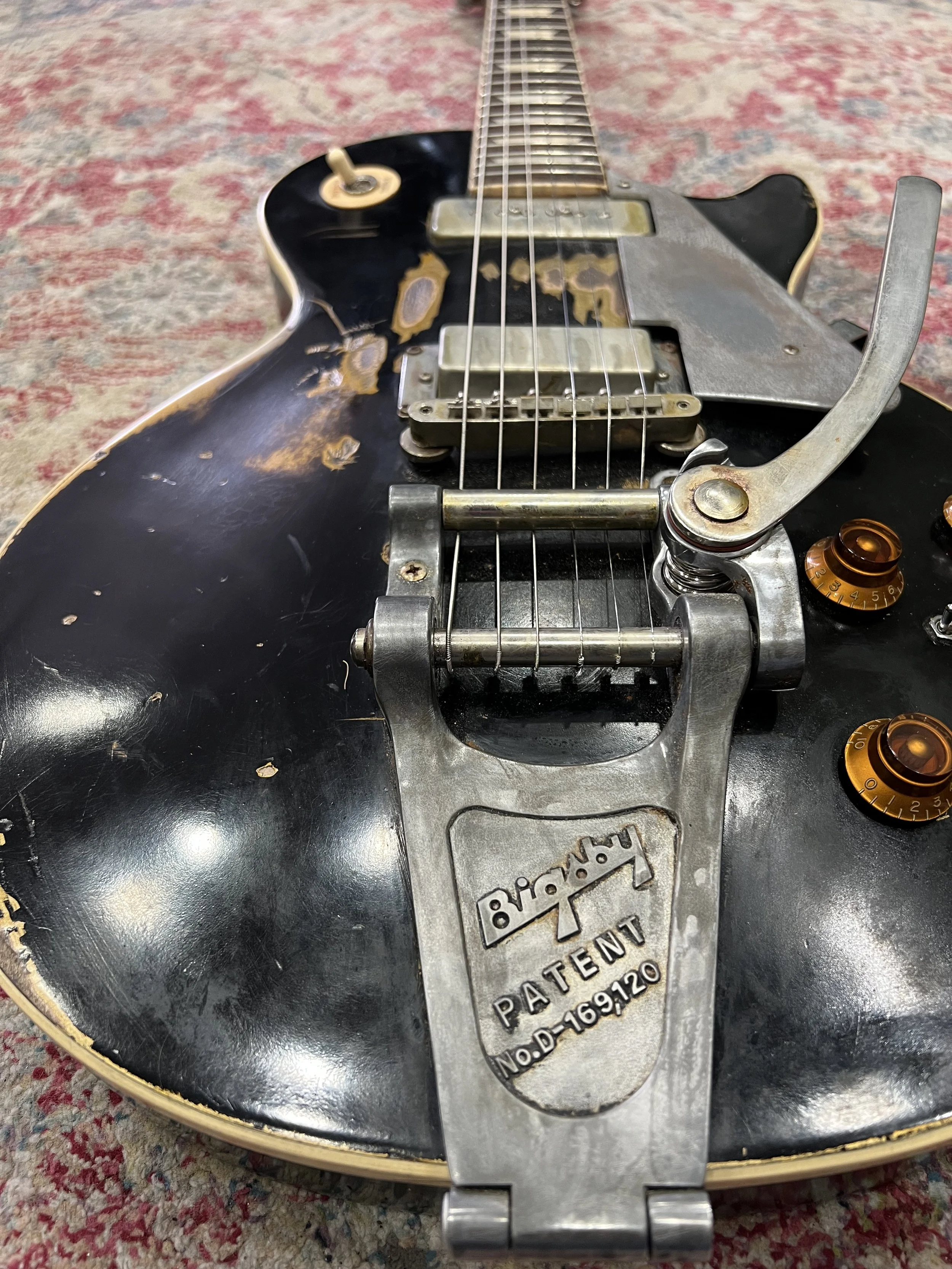 GibsonLesPaulStandardNeilYoungOldBlack Replica_04.jpeg