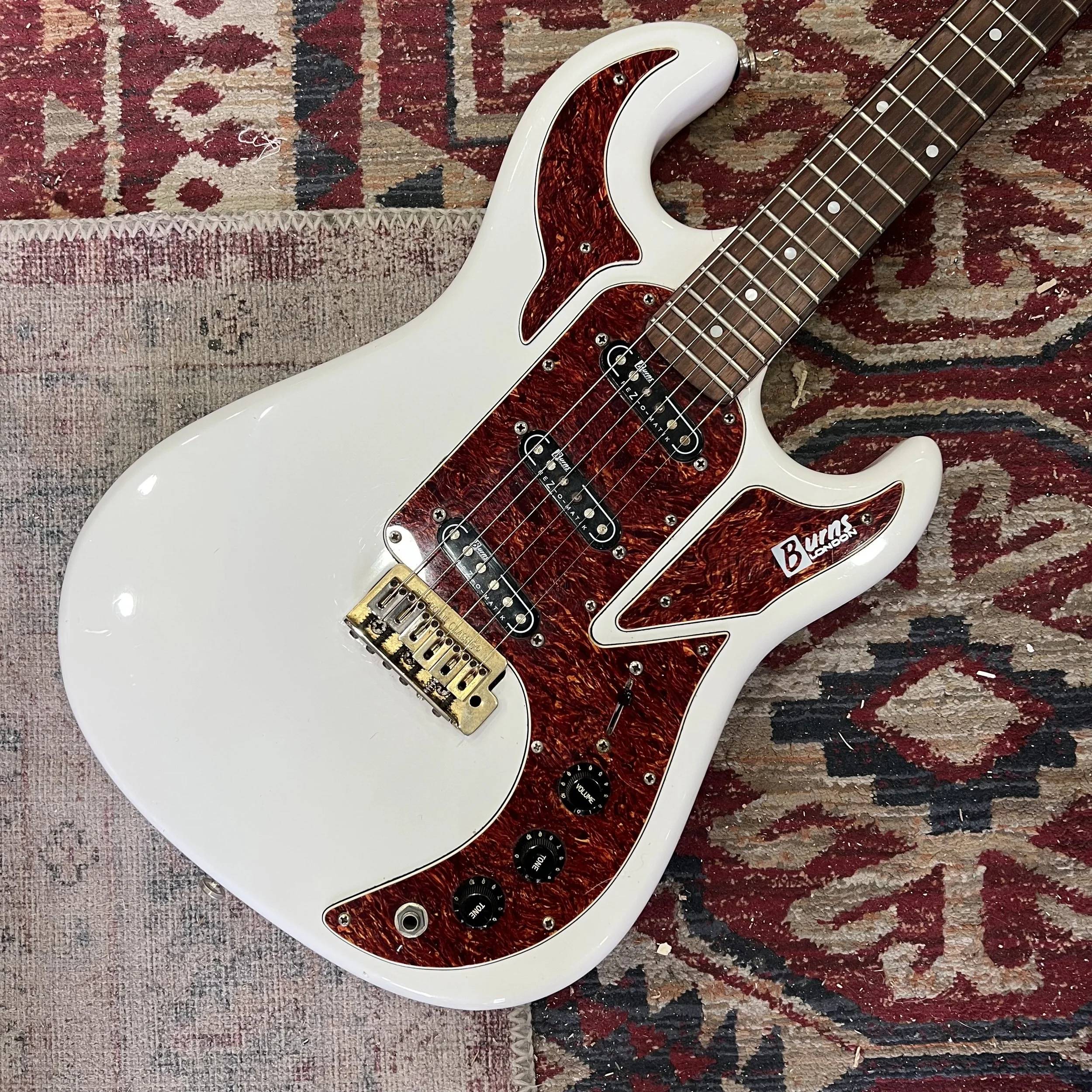 BurnsMarquee-Electric-Guitar-VintageWhite-02.jpeg