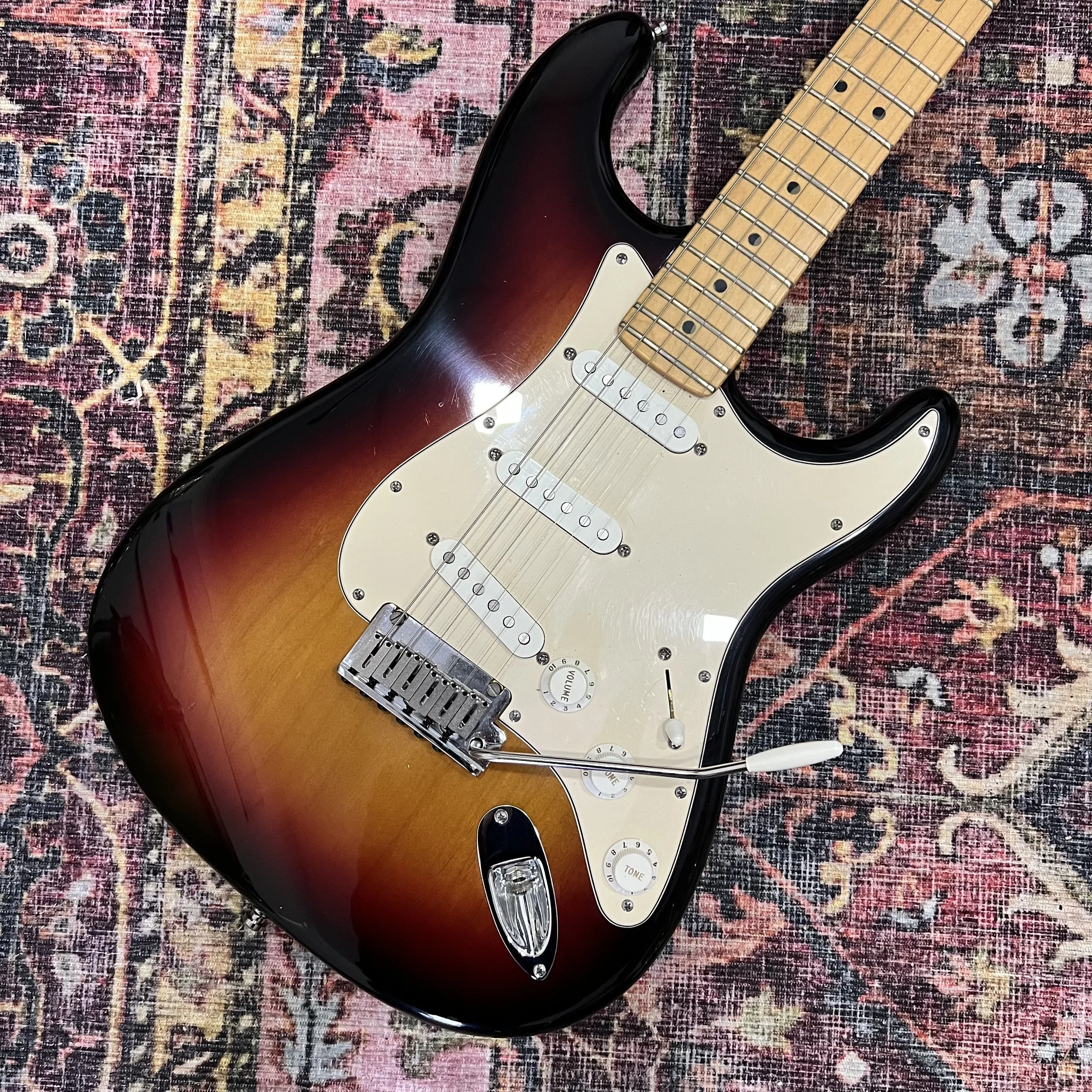 Fender-American-Standard-Stratocaster-3tonesunburst-02.jpeg