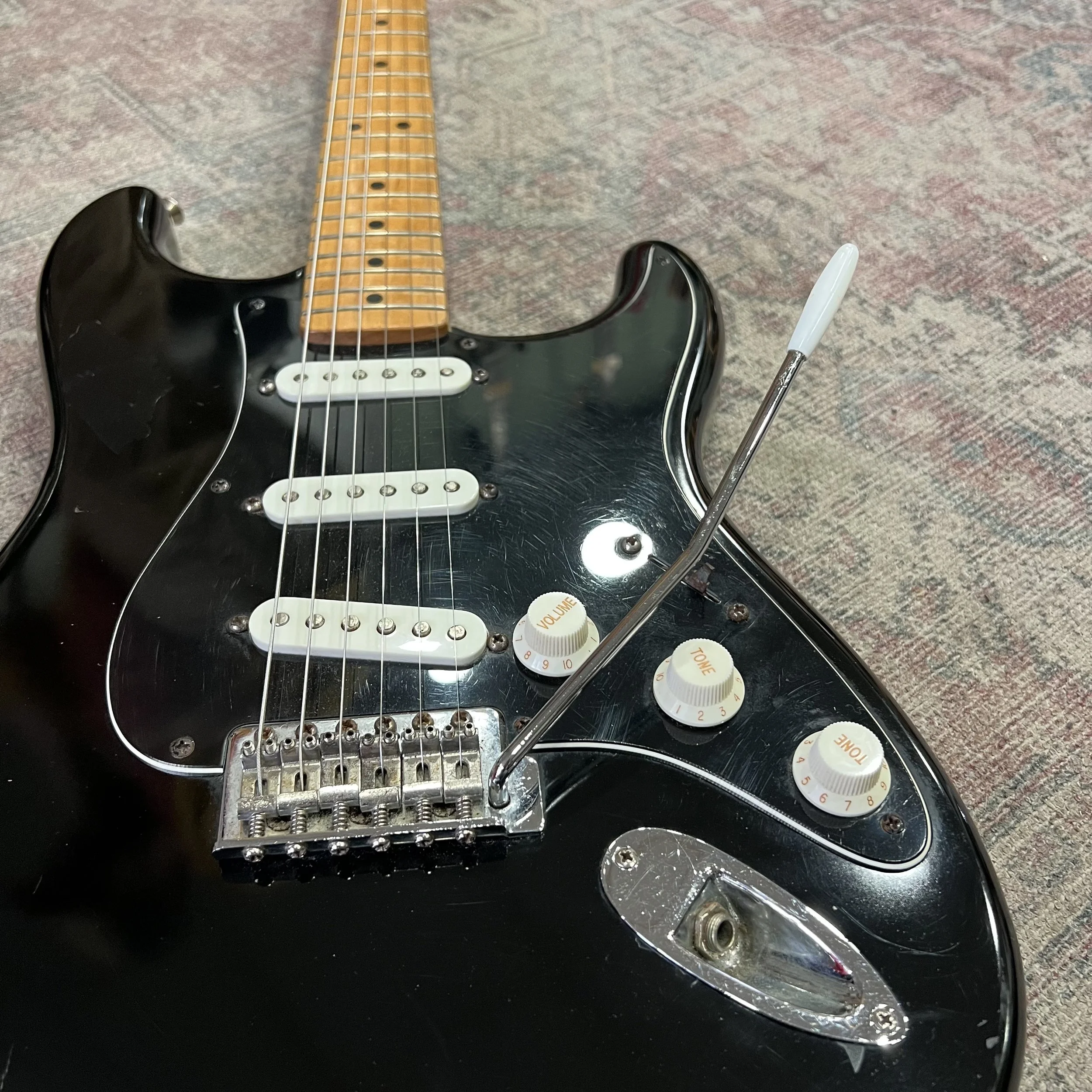 Fender-Stratocaster-Electric-MIM-Guitar-Black-03.jpeg