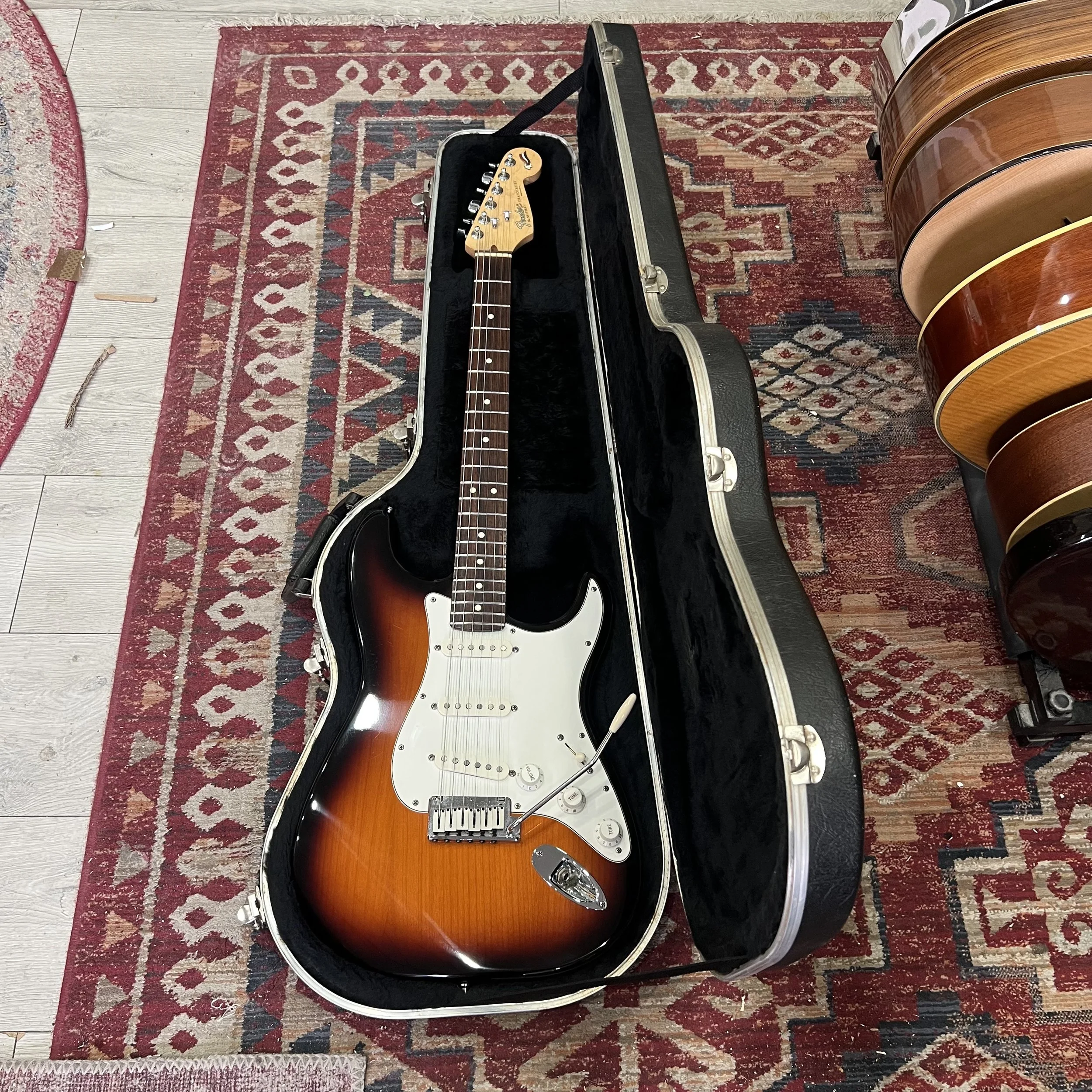 Fender-Stratocaster-40th-Anniversary-USA-3Tone-Sunburst-Electric-Guitar-03.jpeg