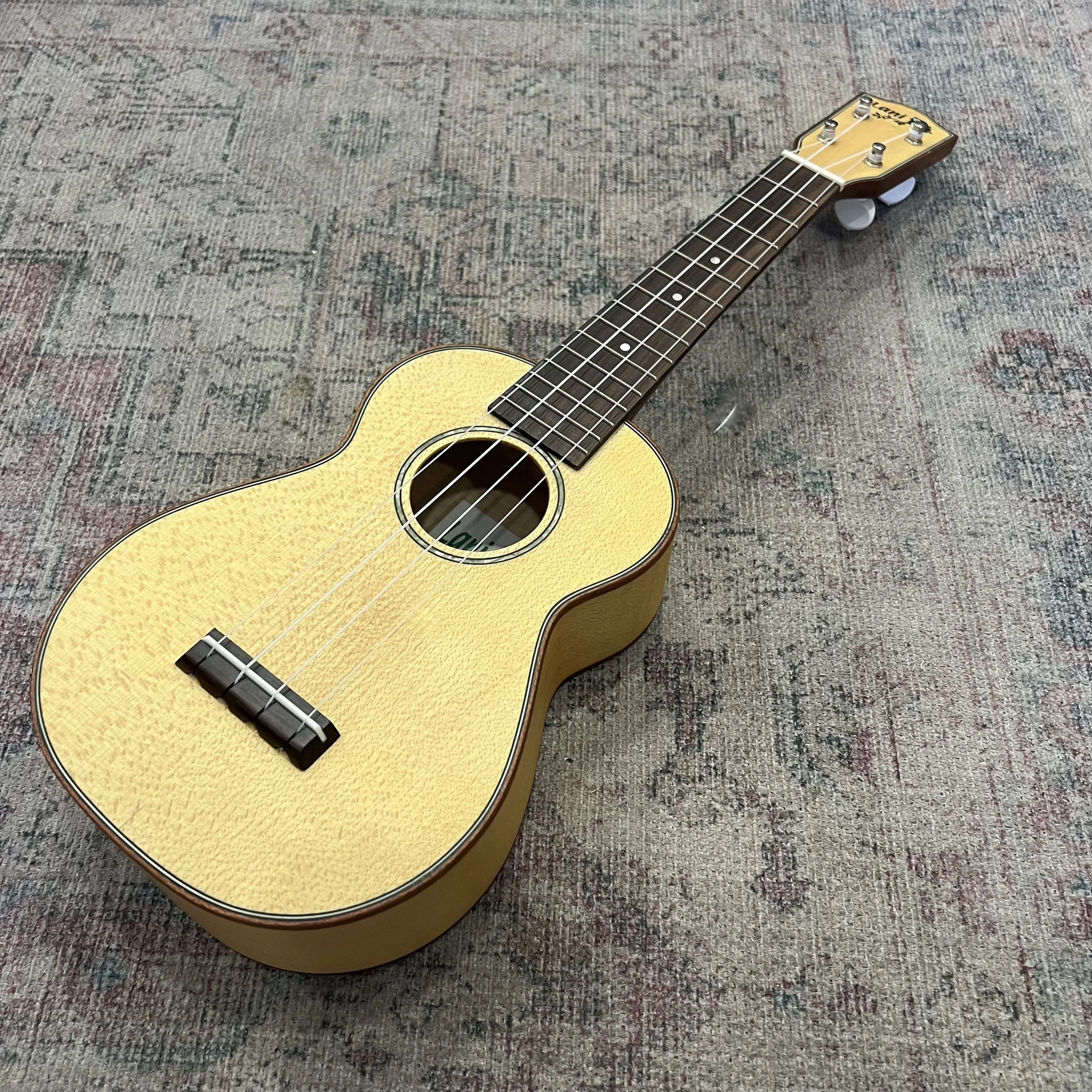 Lani-ukulele-soprano-ls200-black-case-03.jpeg