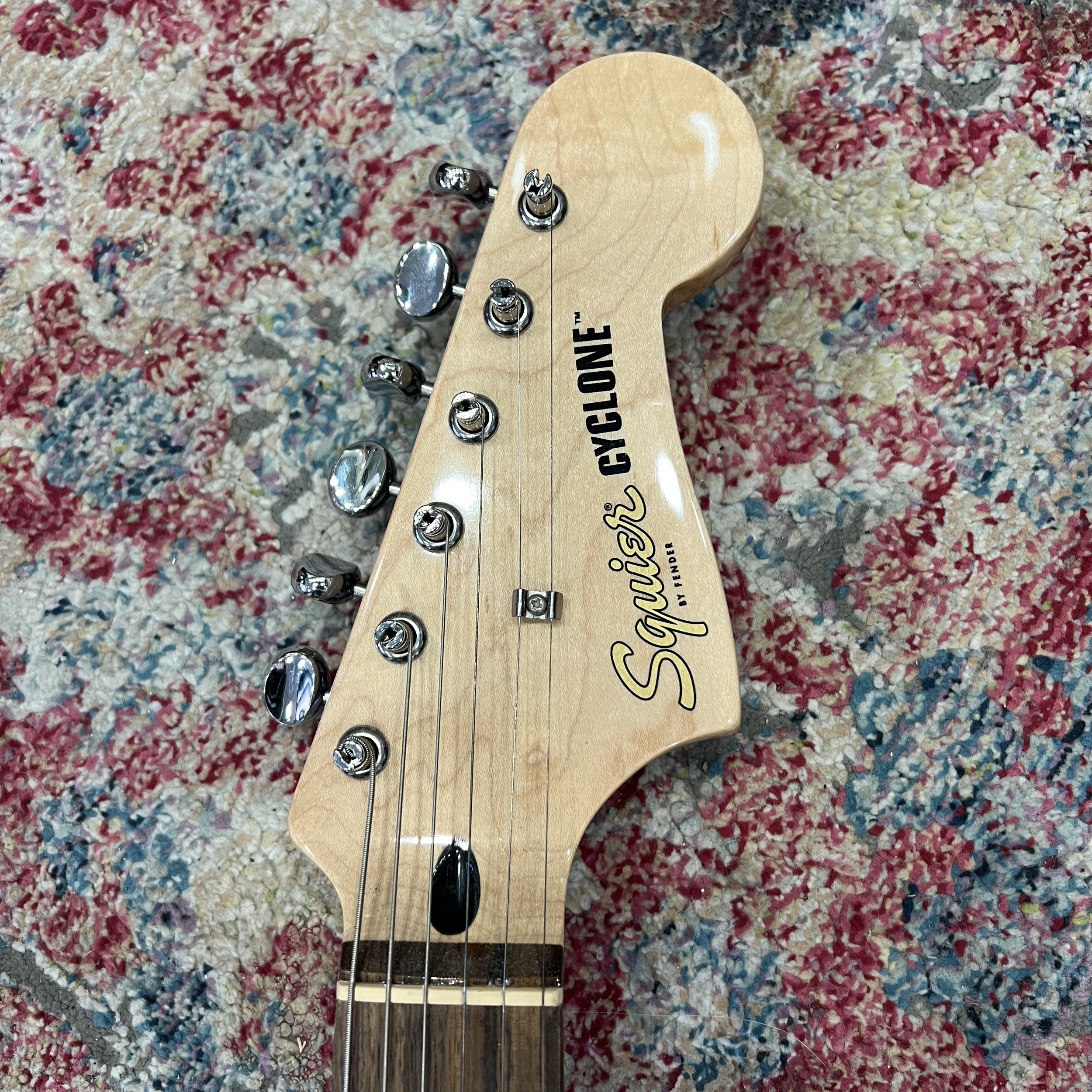 Squier-Paranormal-Cyclone-Guitar-Pearl-White-05.jpeg