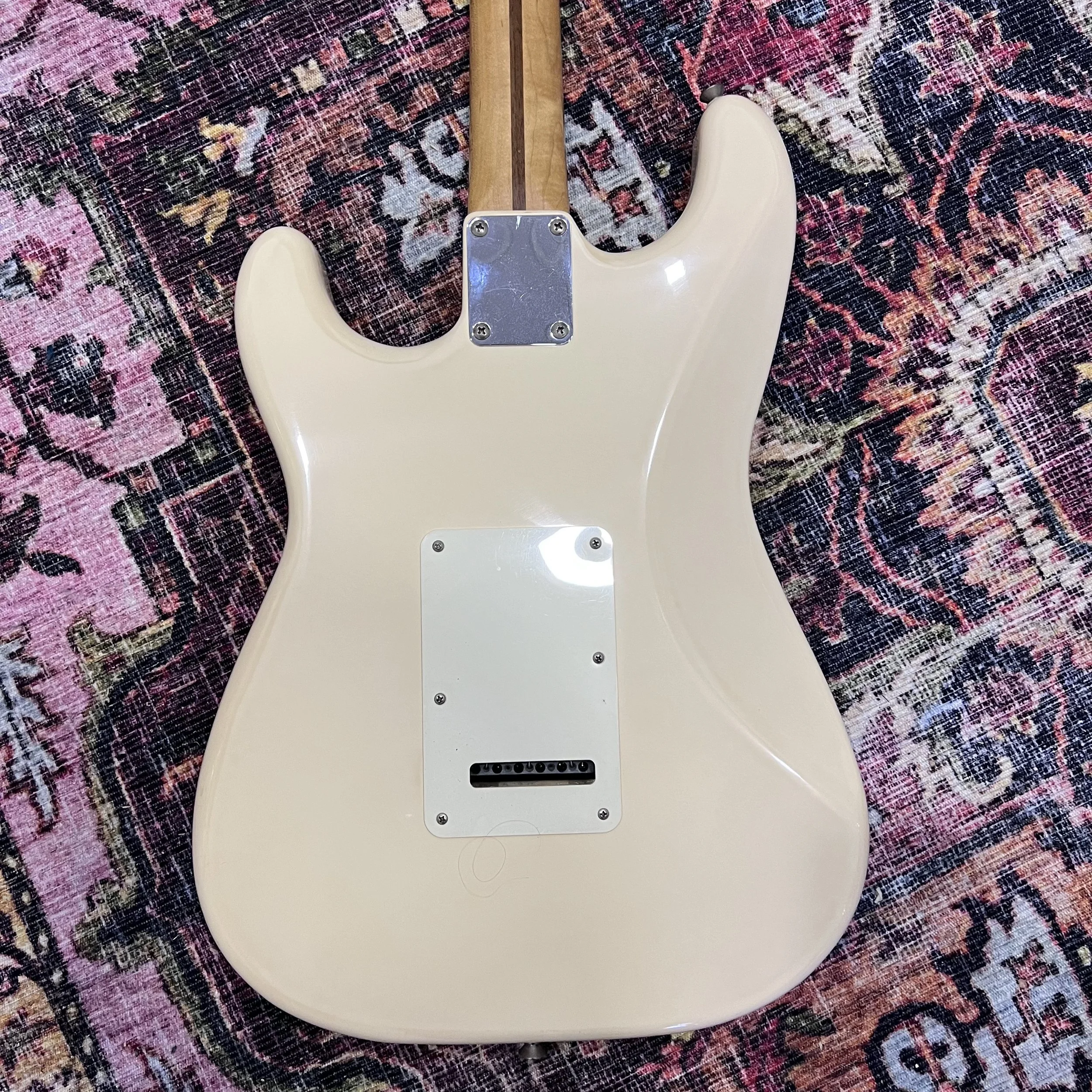 FenderSquier SeriesStratocasterAgedArctic White_09.jpeg
