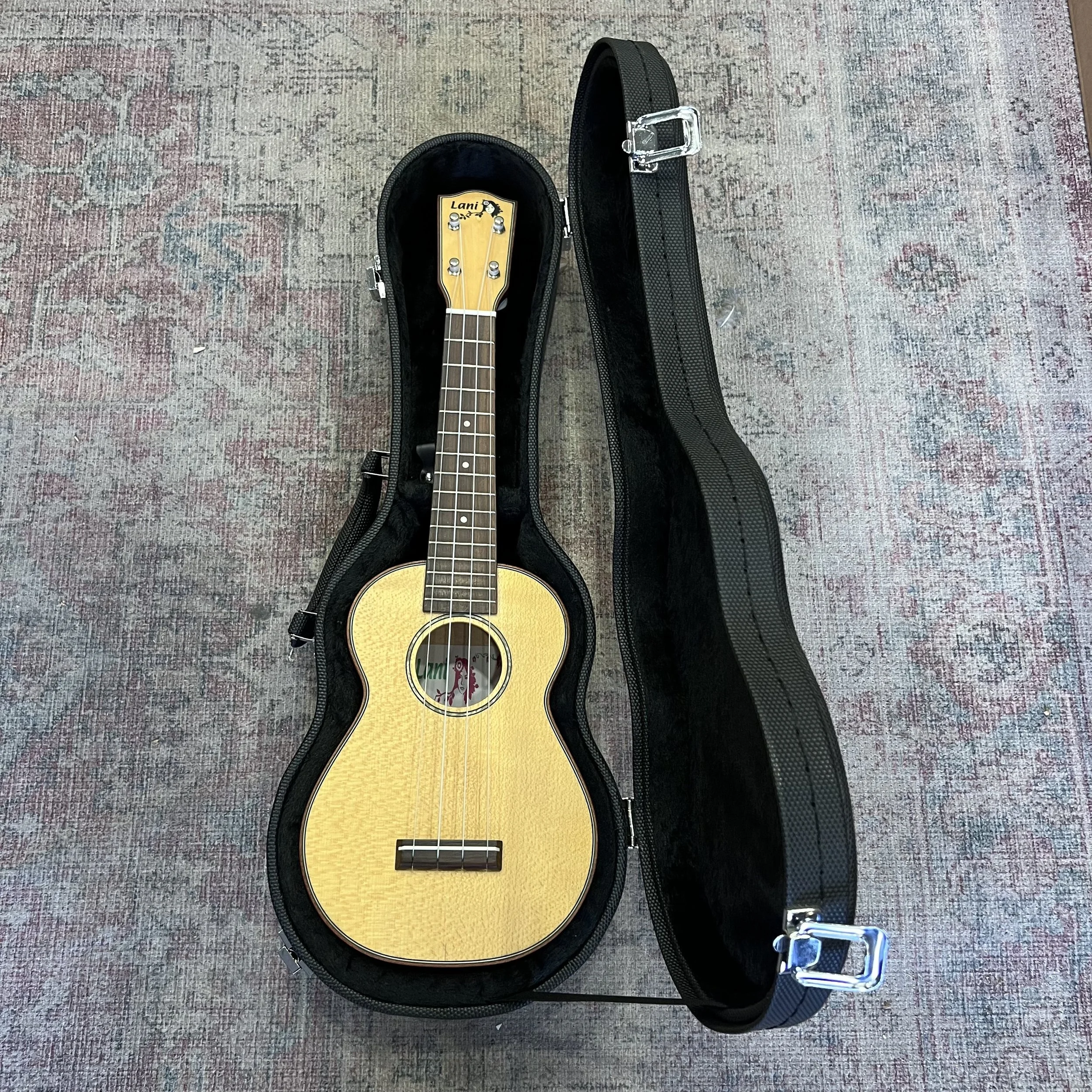 Lani-ukulele-soprano-ls200-black-case-07.jpeg