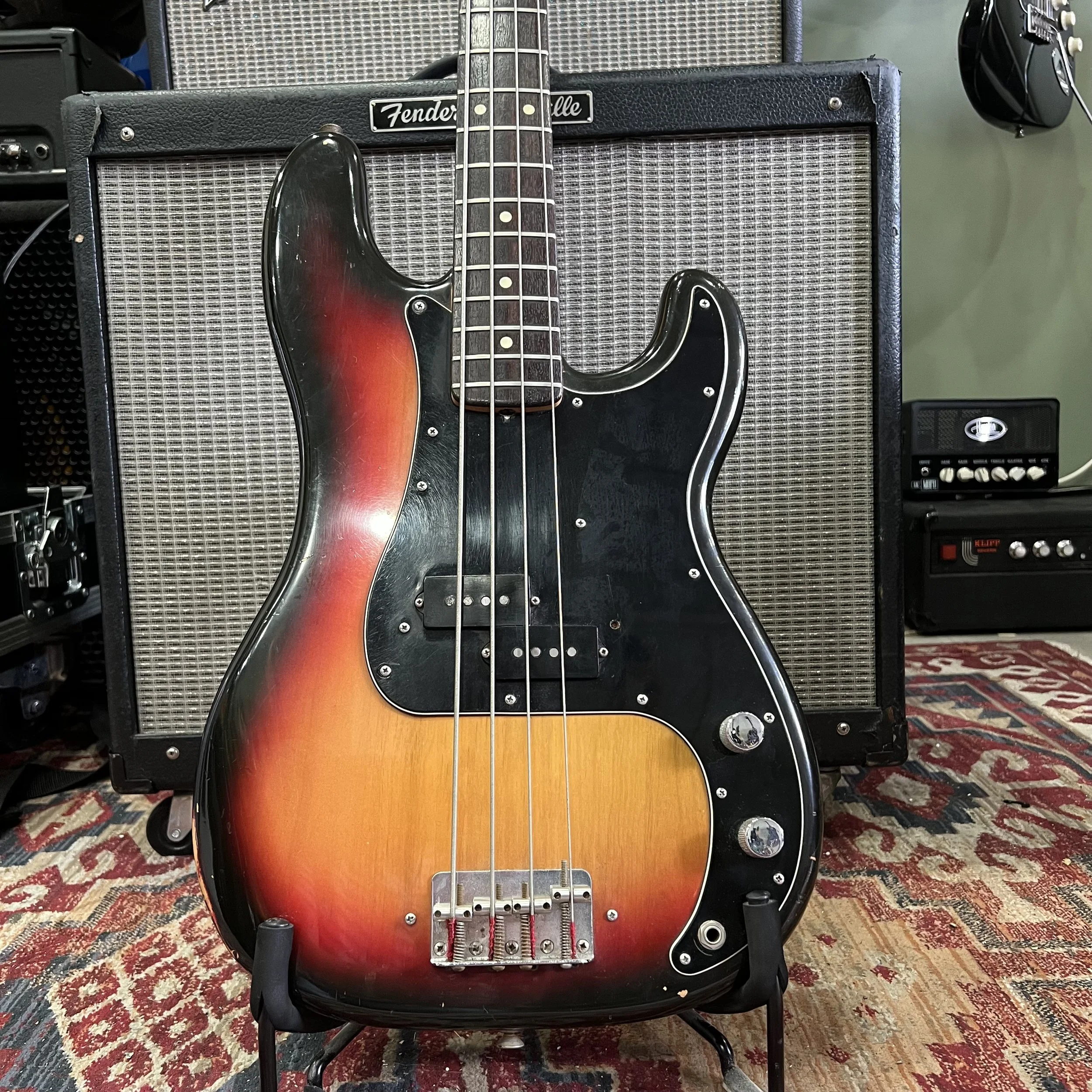 Fender-Precision-Bass-3tonesunburst-02.jpeg