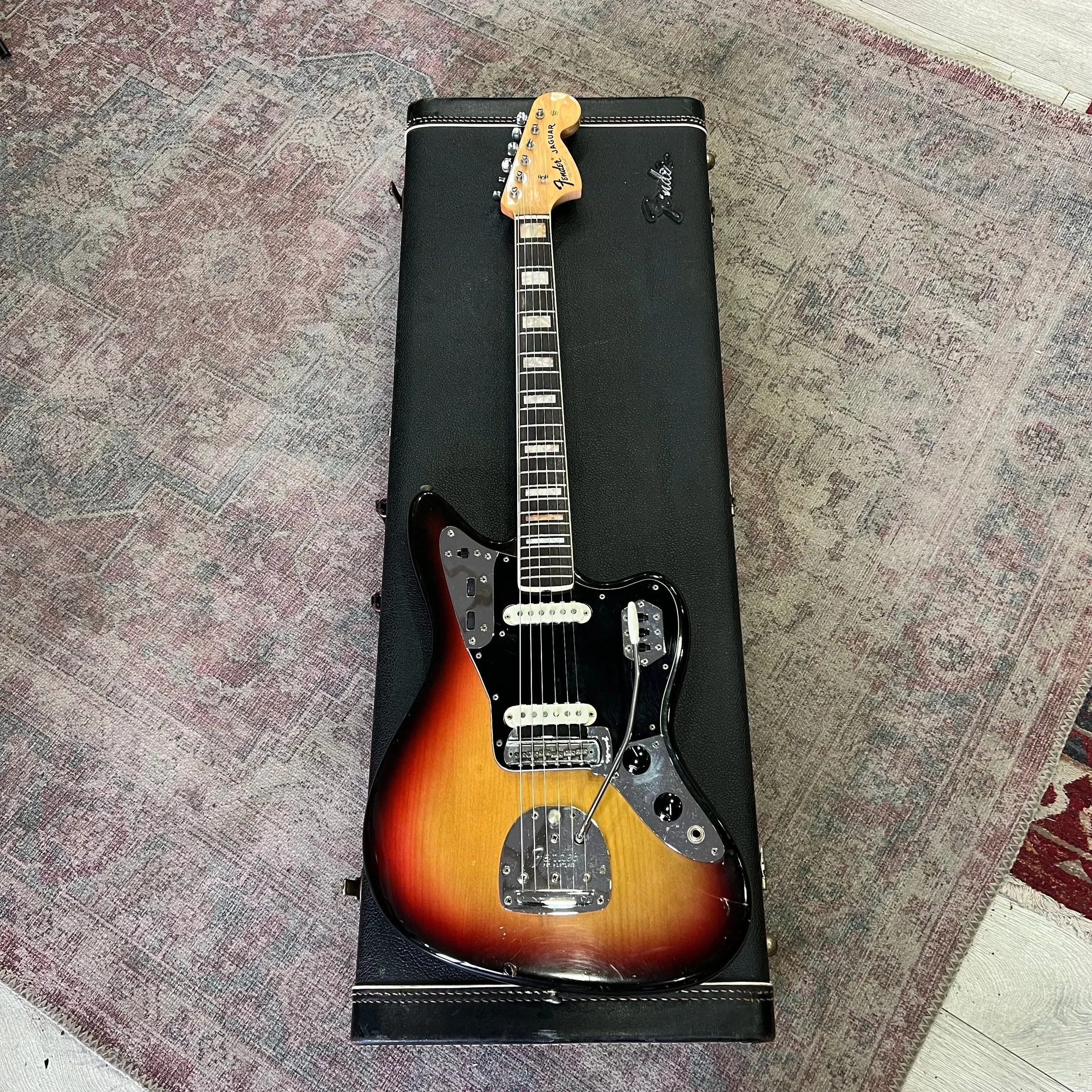 Fender-Jaguar-1969-Electric-Guitar-3Tone-Sunburst-03.jpg
