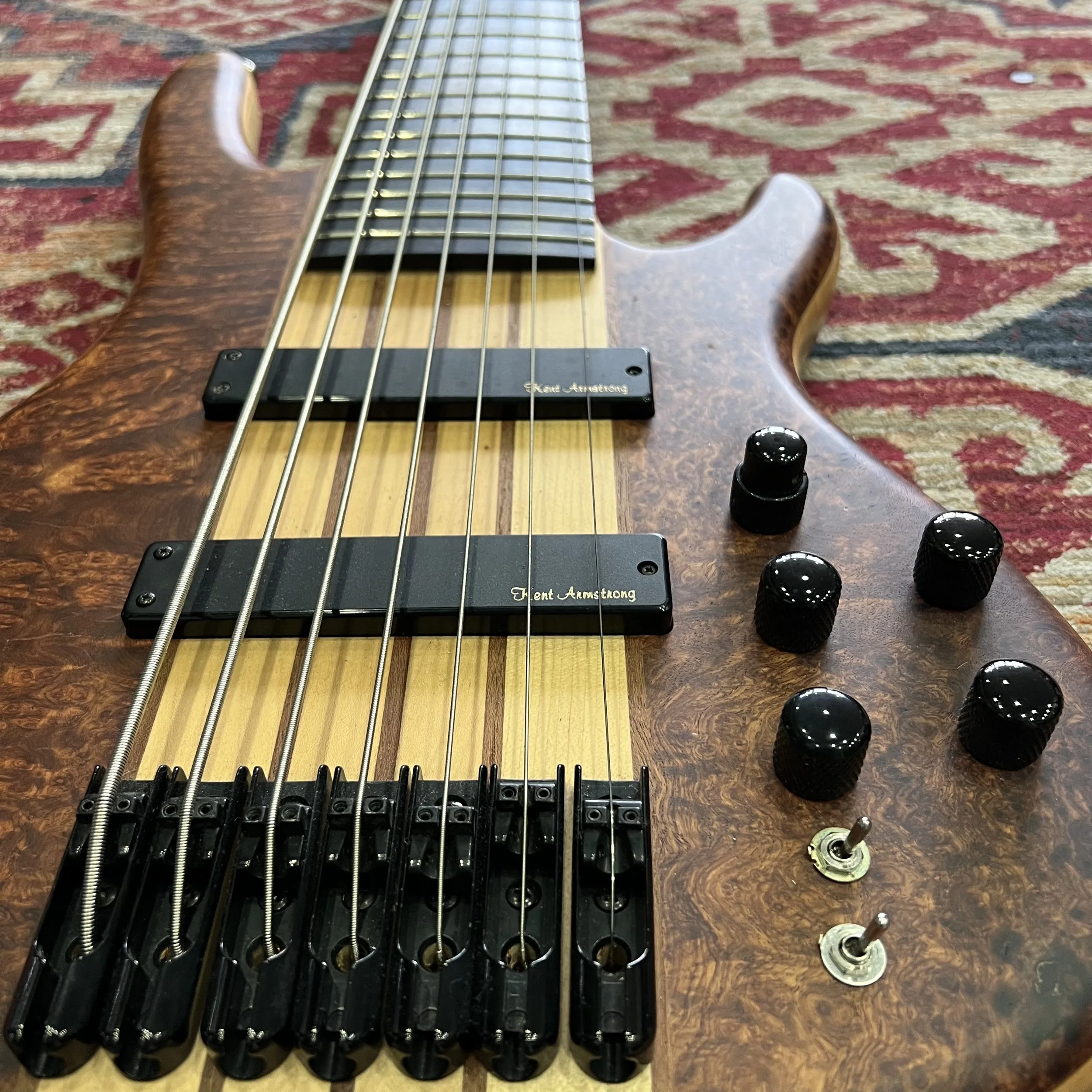 HK-Wolf-7string-bass-0-Natural-Walnut-Burr-03.jpeg
