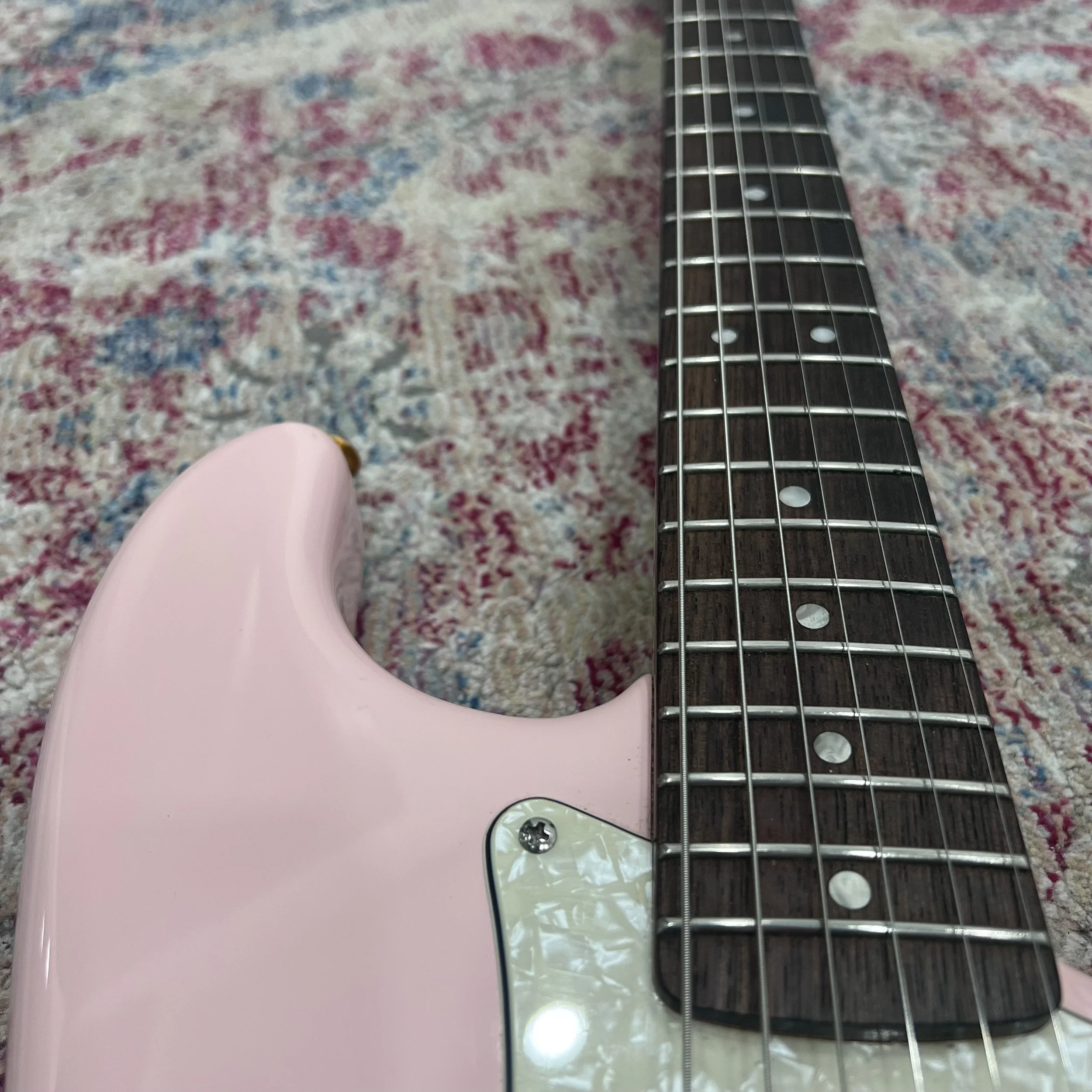 SquierStratocaster_pink04.jpeg