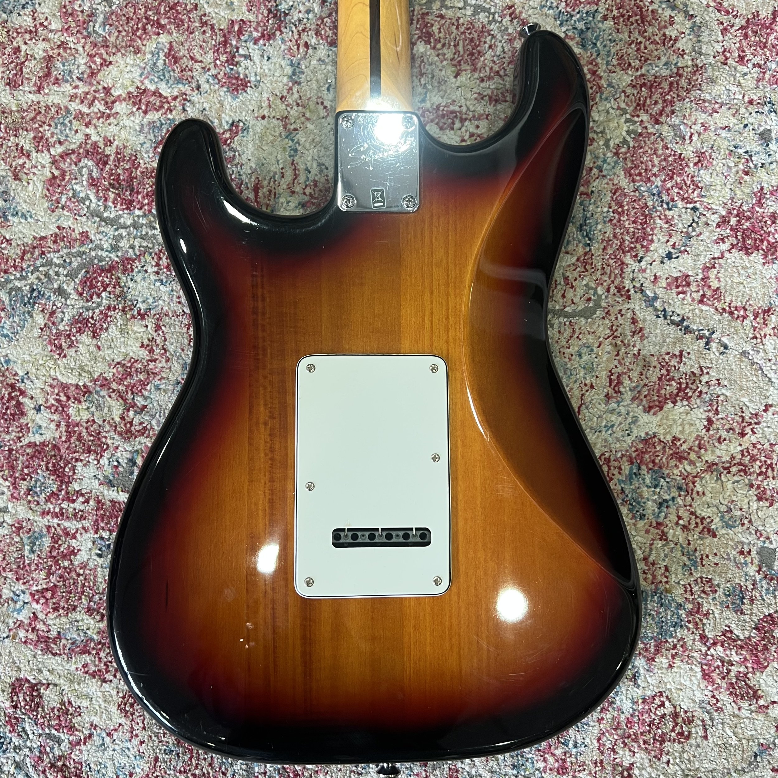 Squier-ClassicVibe-70s-Stratocaster-HSS-3tonesunburst-guitar-015.jpeg