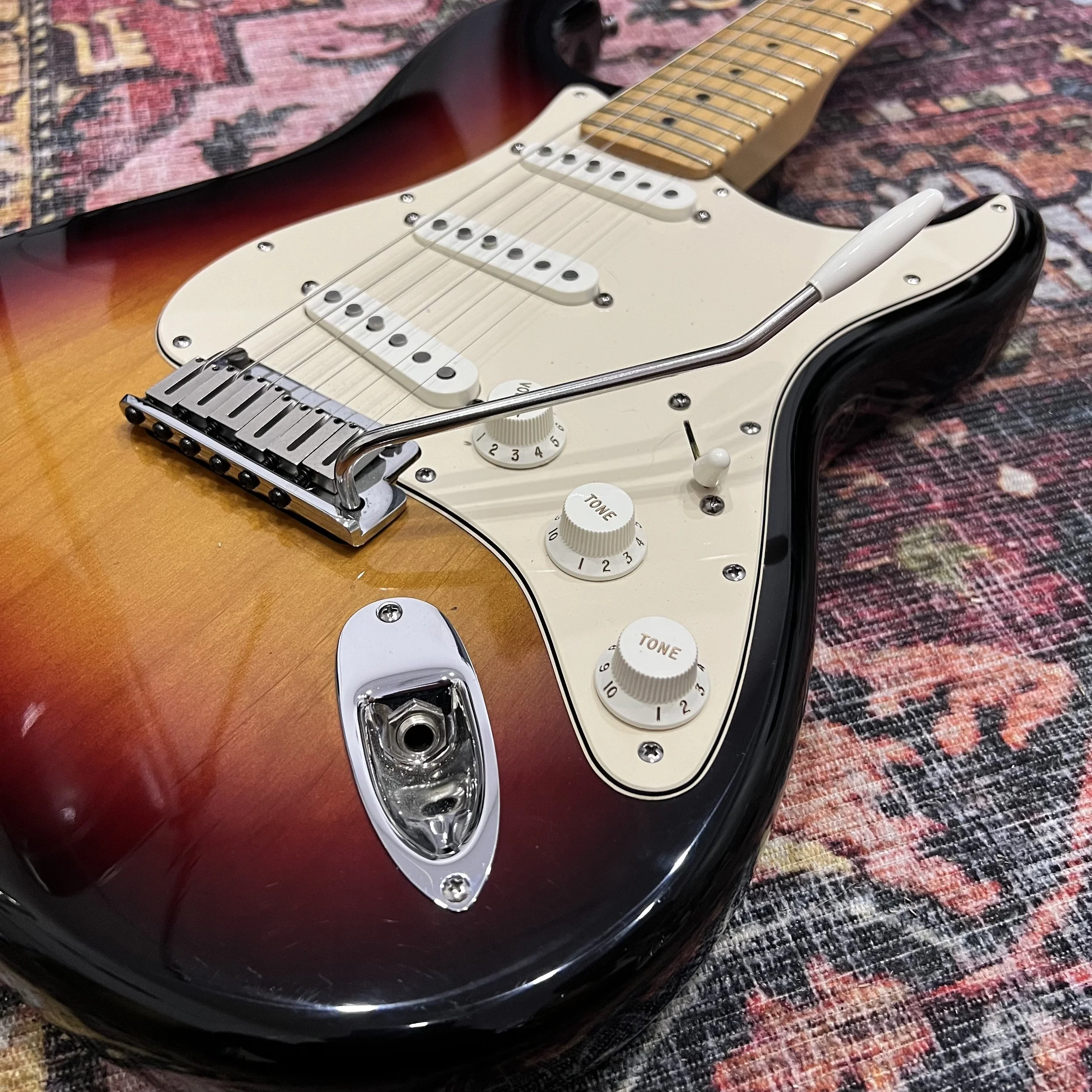Fender-American-Standard-Stratocaster-3tonesunburst-04.jpeg