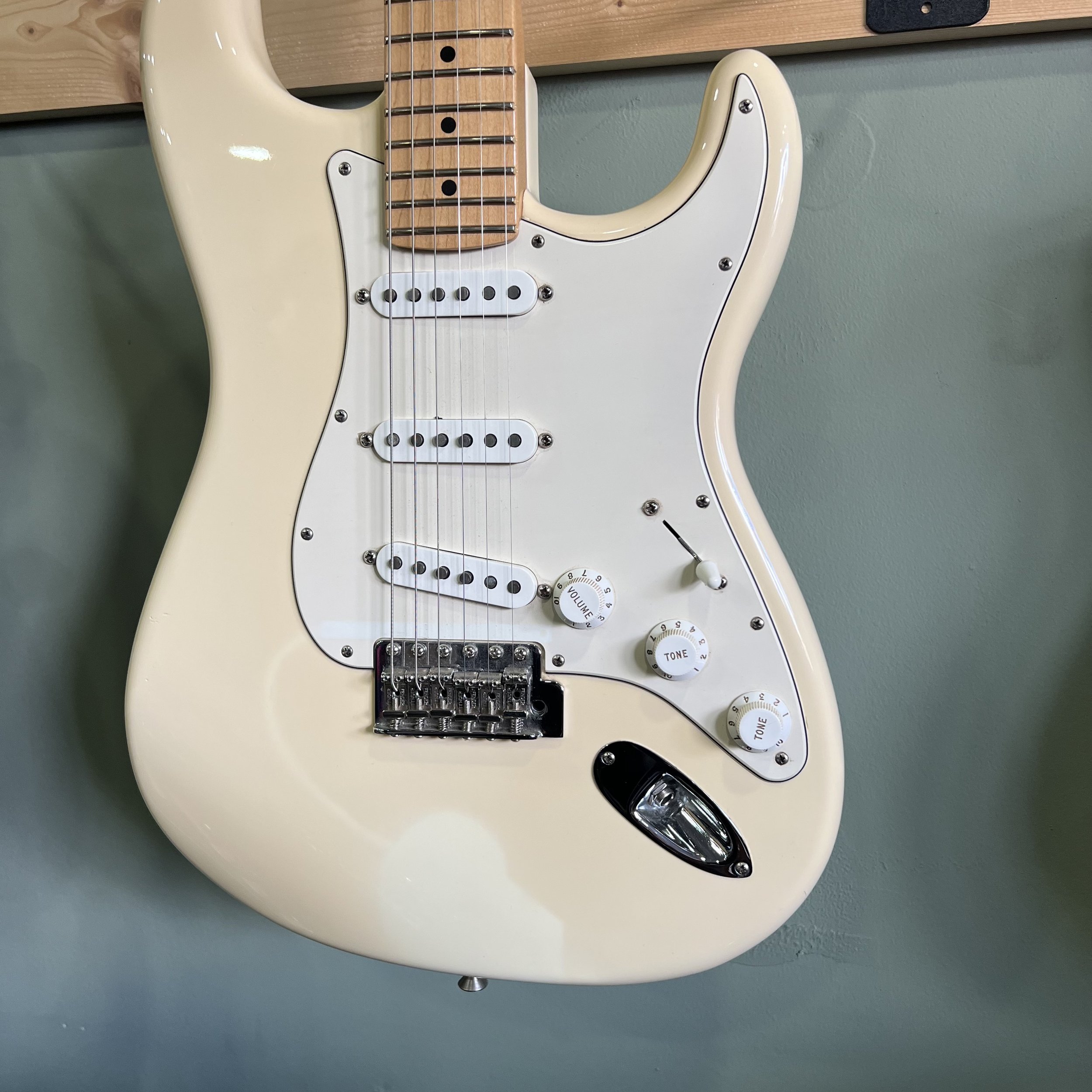 Fender-AmPro-Stratocaster-Electric-Guitar-OlympicWhite-013.jpeg