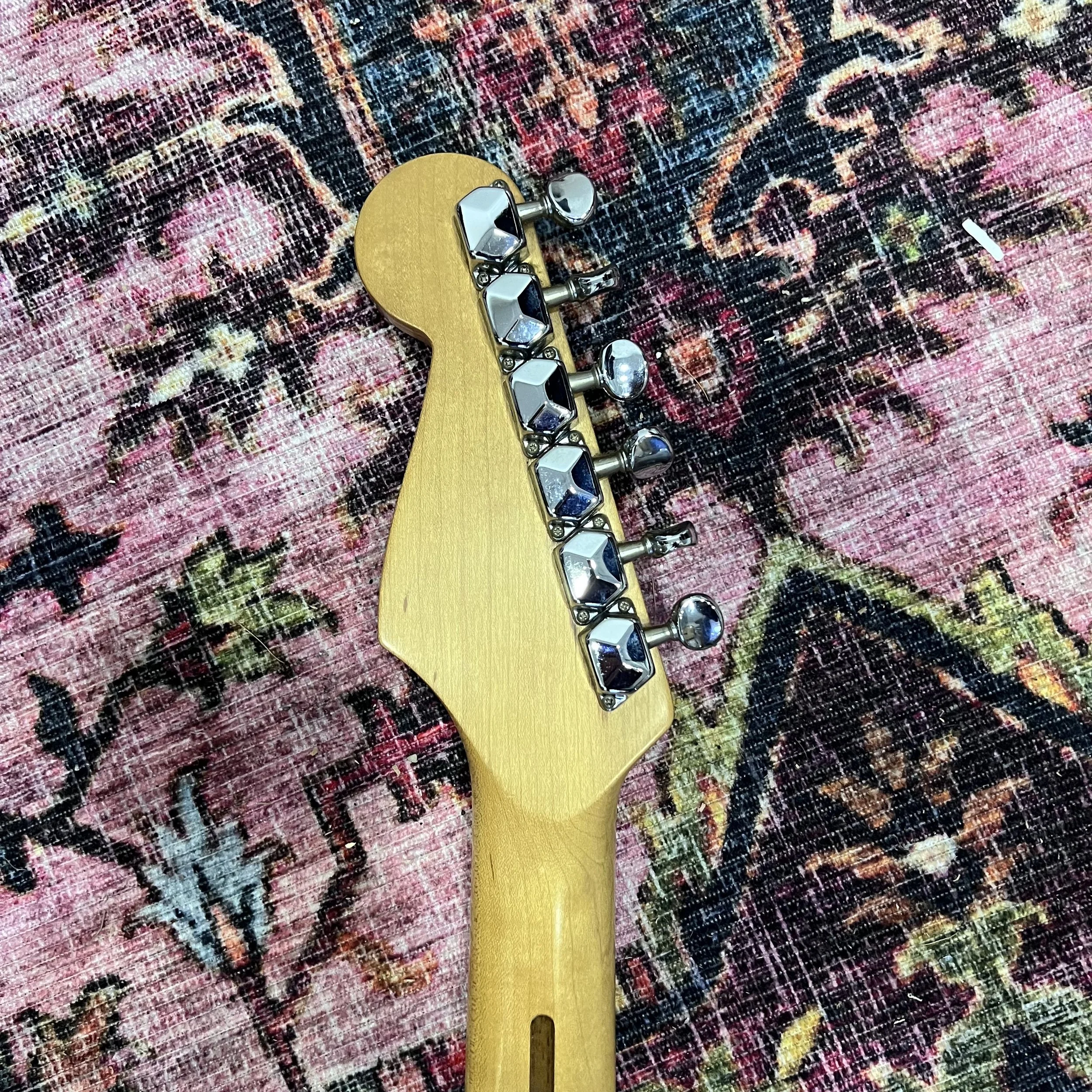 FenderSquier SeriesStratocasterAgedArctic White_010.jpeg