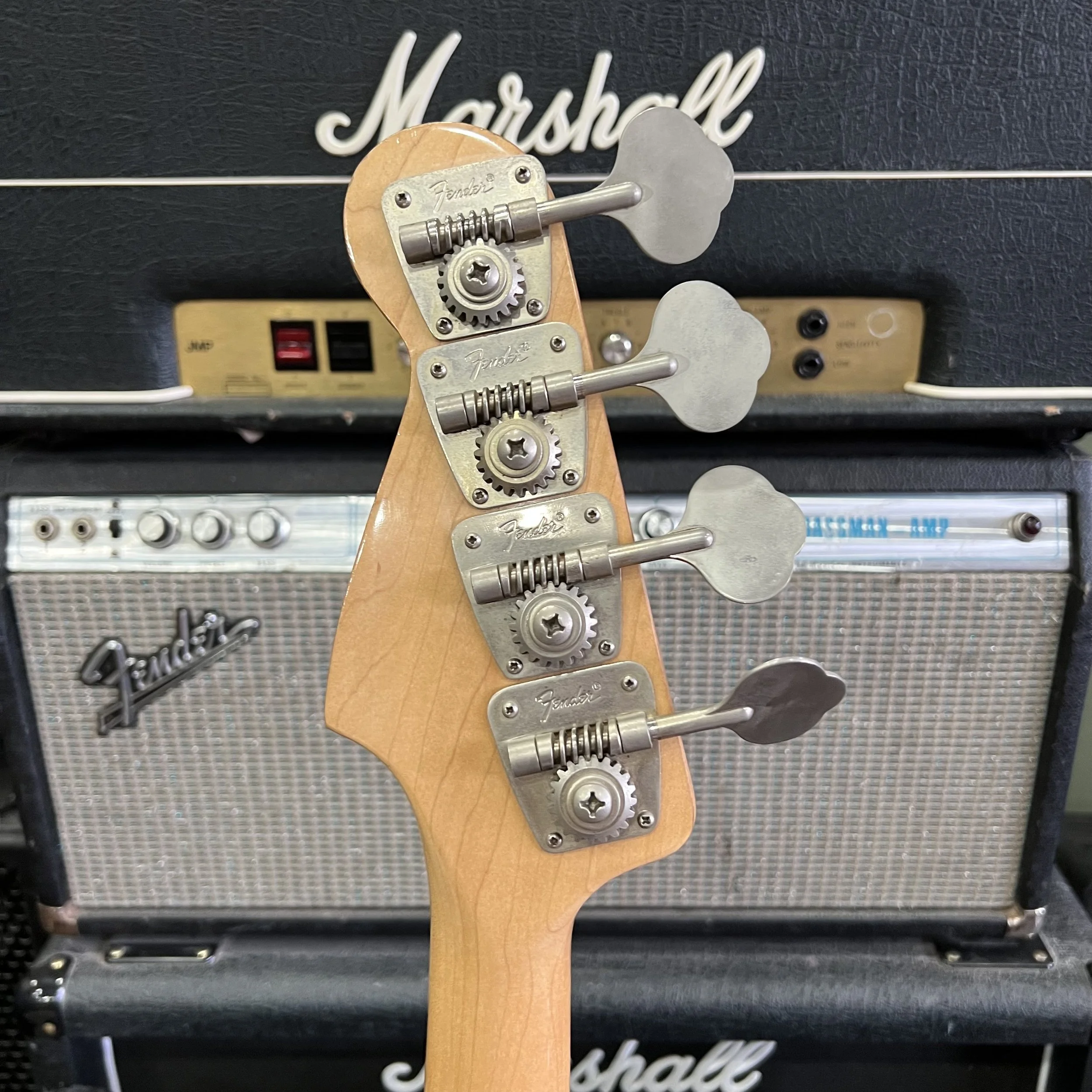 Fender-Precision-Bass-3tonesunburst-07.jpeg