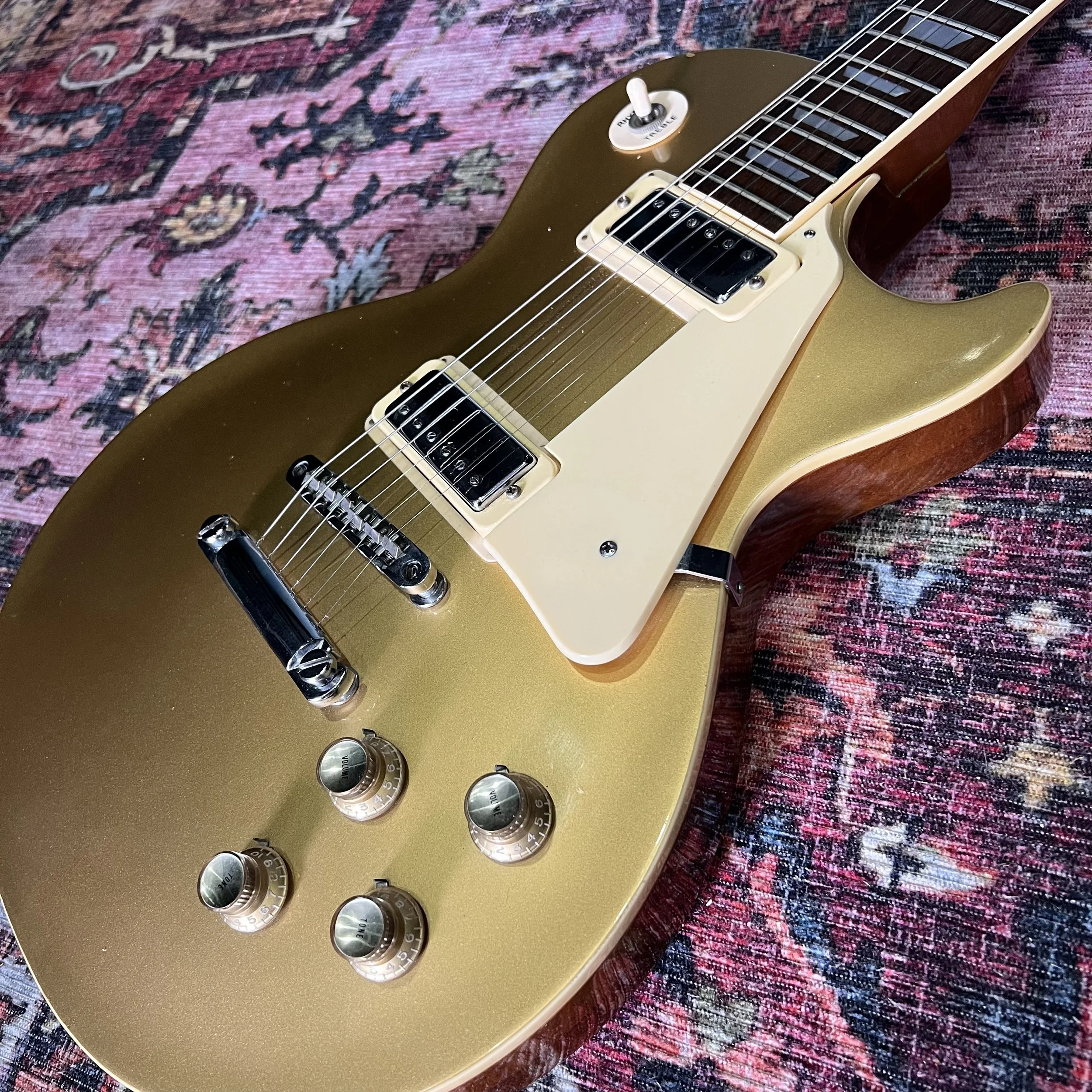 CSL-Deluxe-Goldtop-Guitar-03.jpeg
