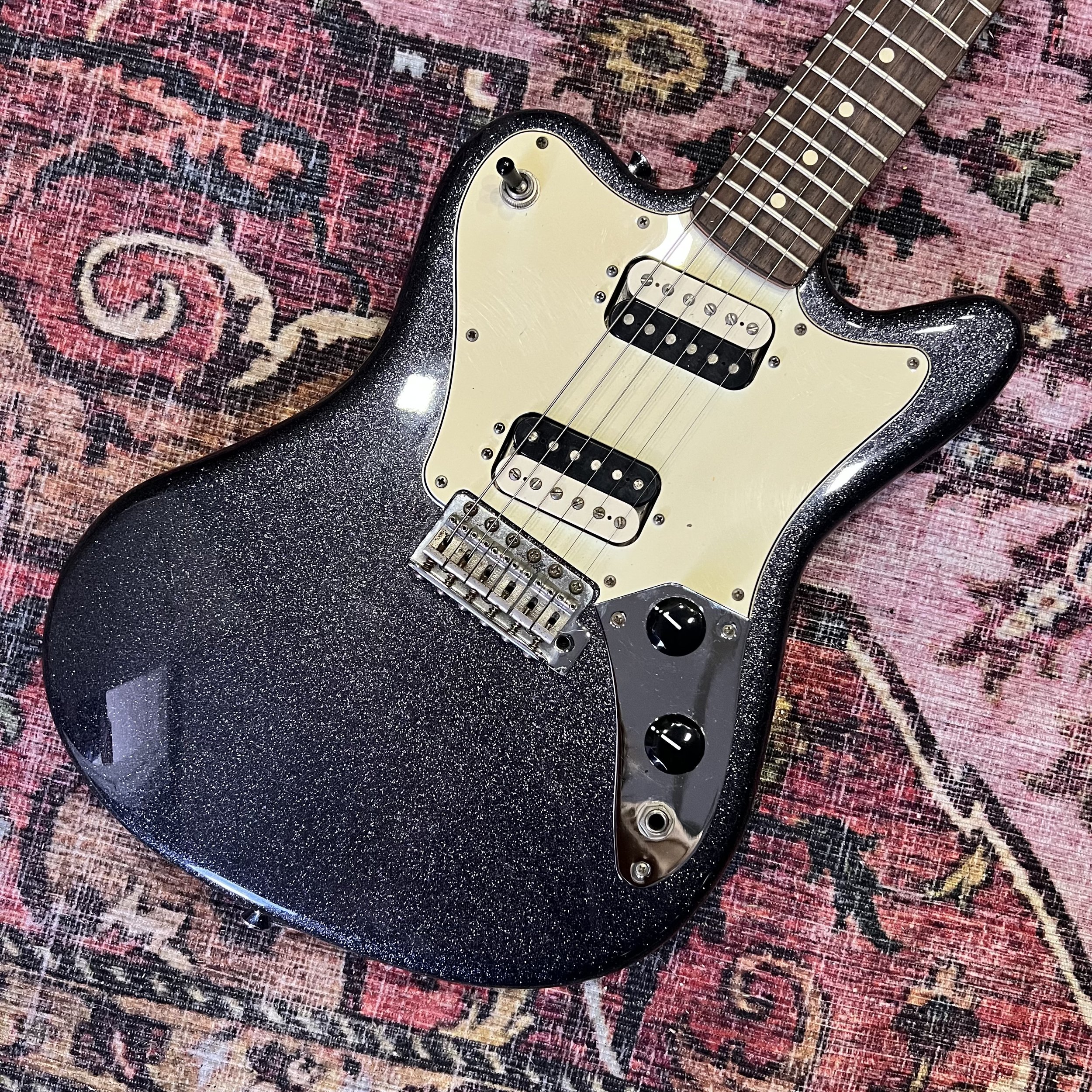 Fender-Super-Sonic-BlackGrey-Sparkle-04.jpeg