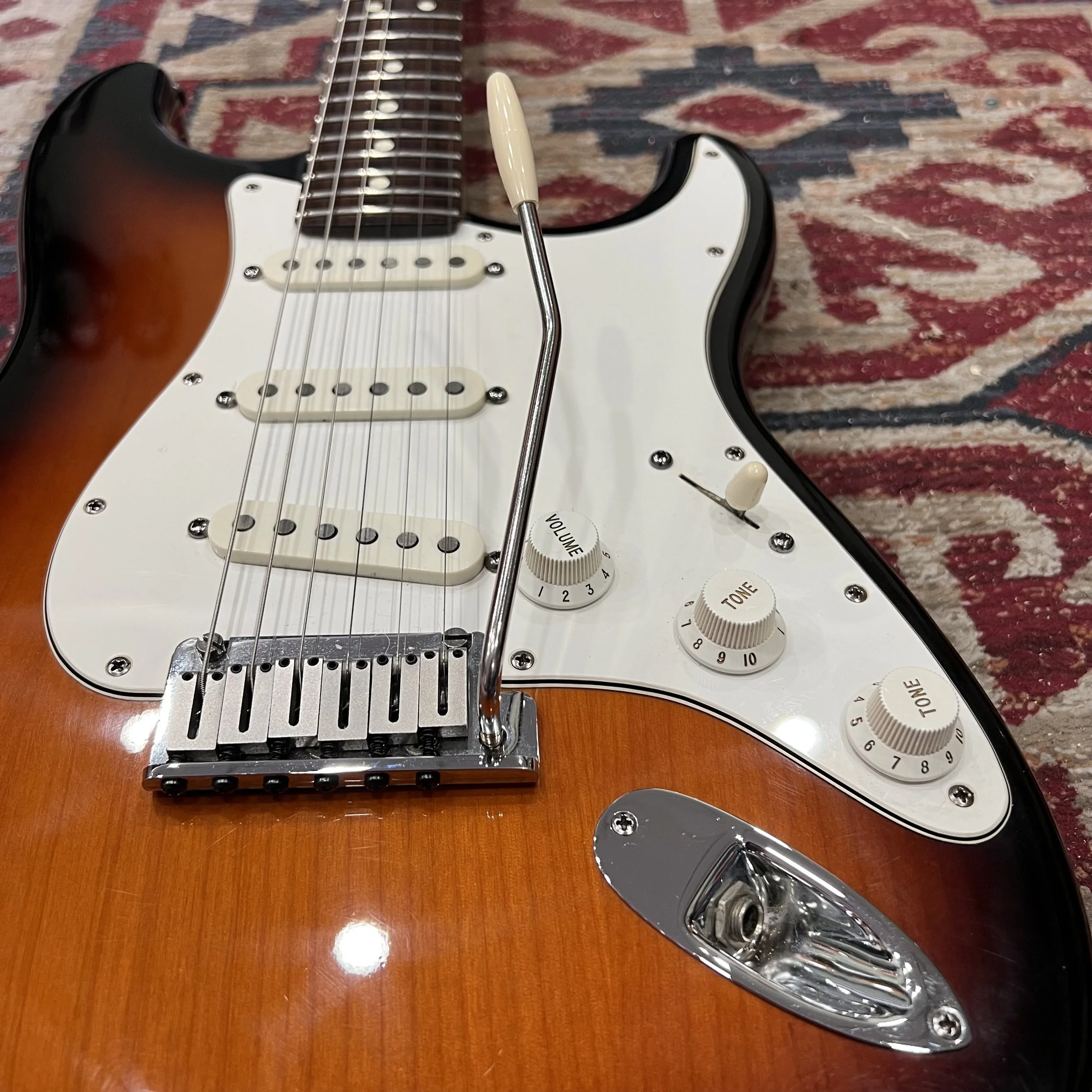 Fender-Stratocaster-40th-Anniversary-USA-3Tone-Sunburst-Electric-Guitar-07.jpeg