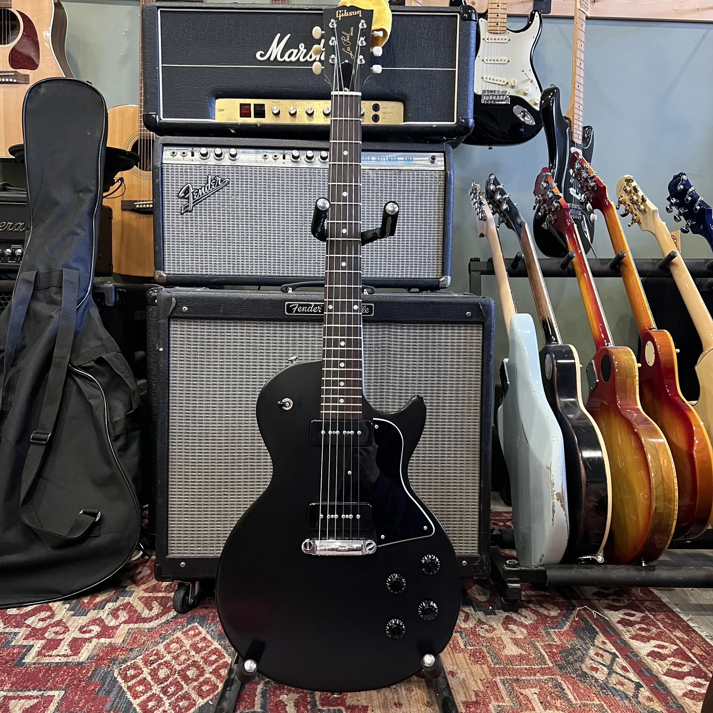 Gibson-LesPaulSpecial-Black-01.jpeg
