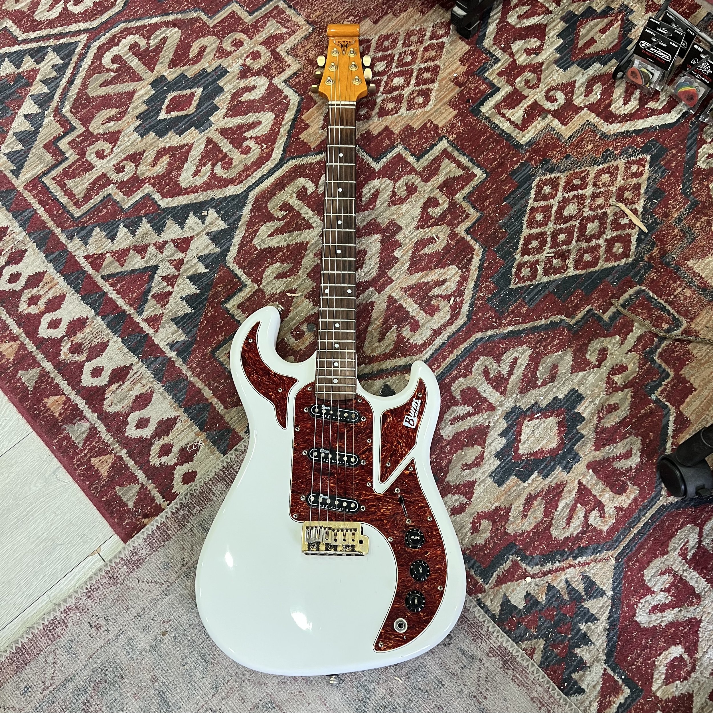 BurnsMarquee-Electric-Guitar-VintageWhite-01.jpeg