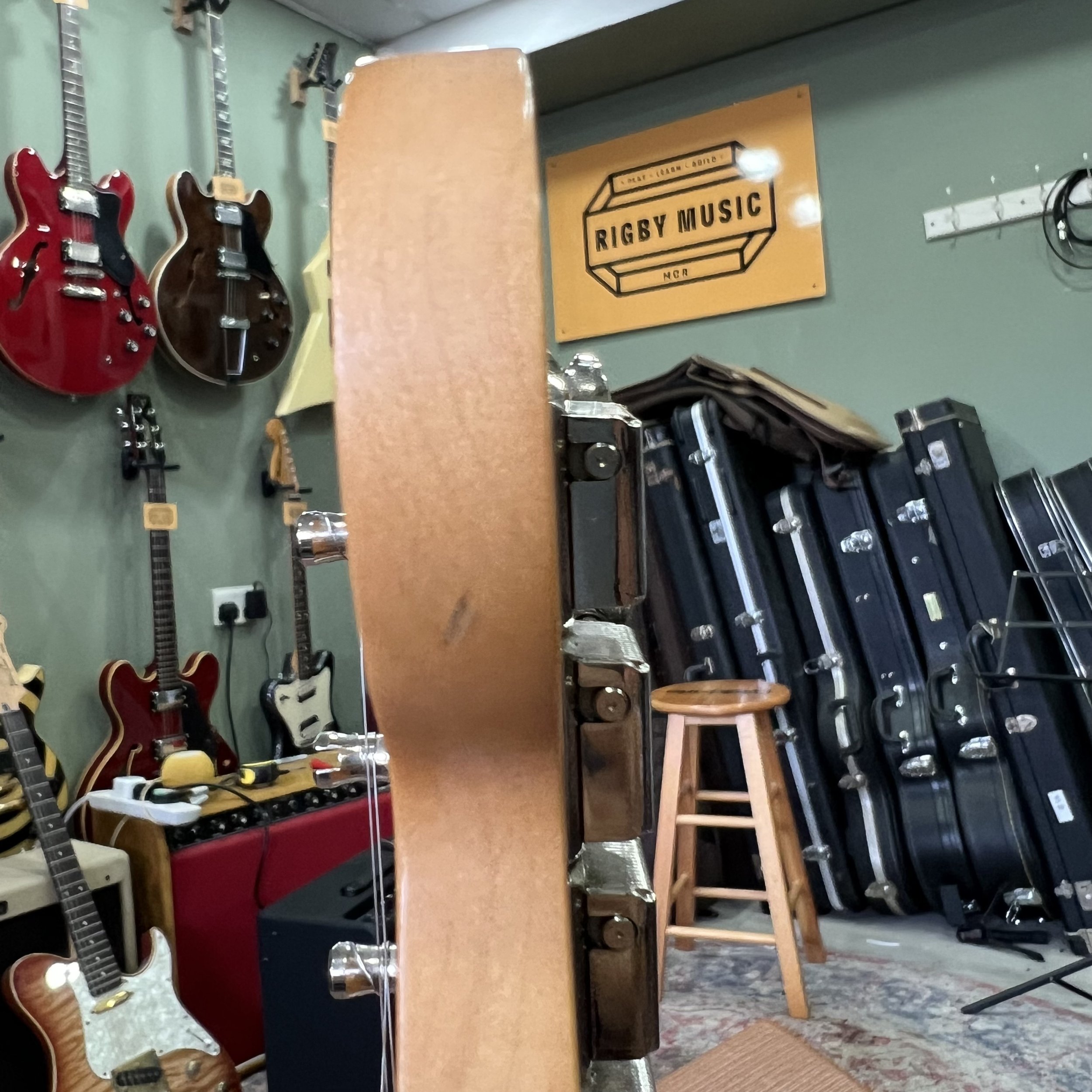 Fender-Mustang-Mexican-3tone-sunburst-electric-guitar-011.jpeg