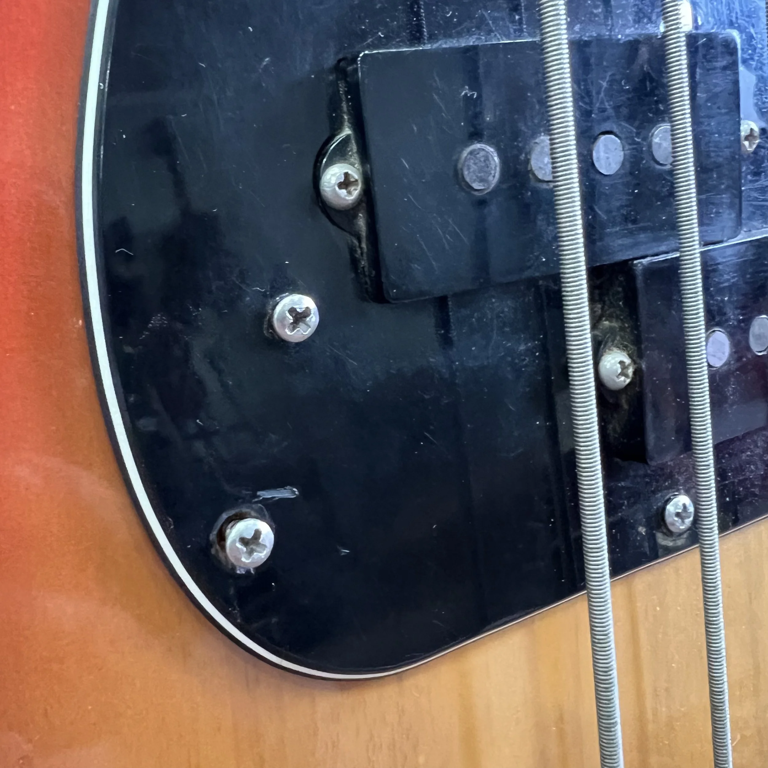 Fender-Precision-Bass-3tonesunburst-017.jpeg