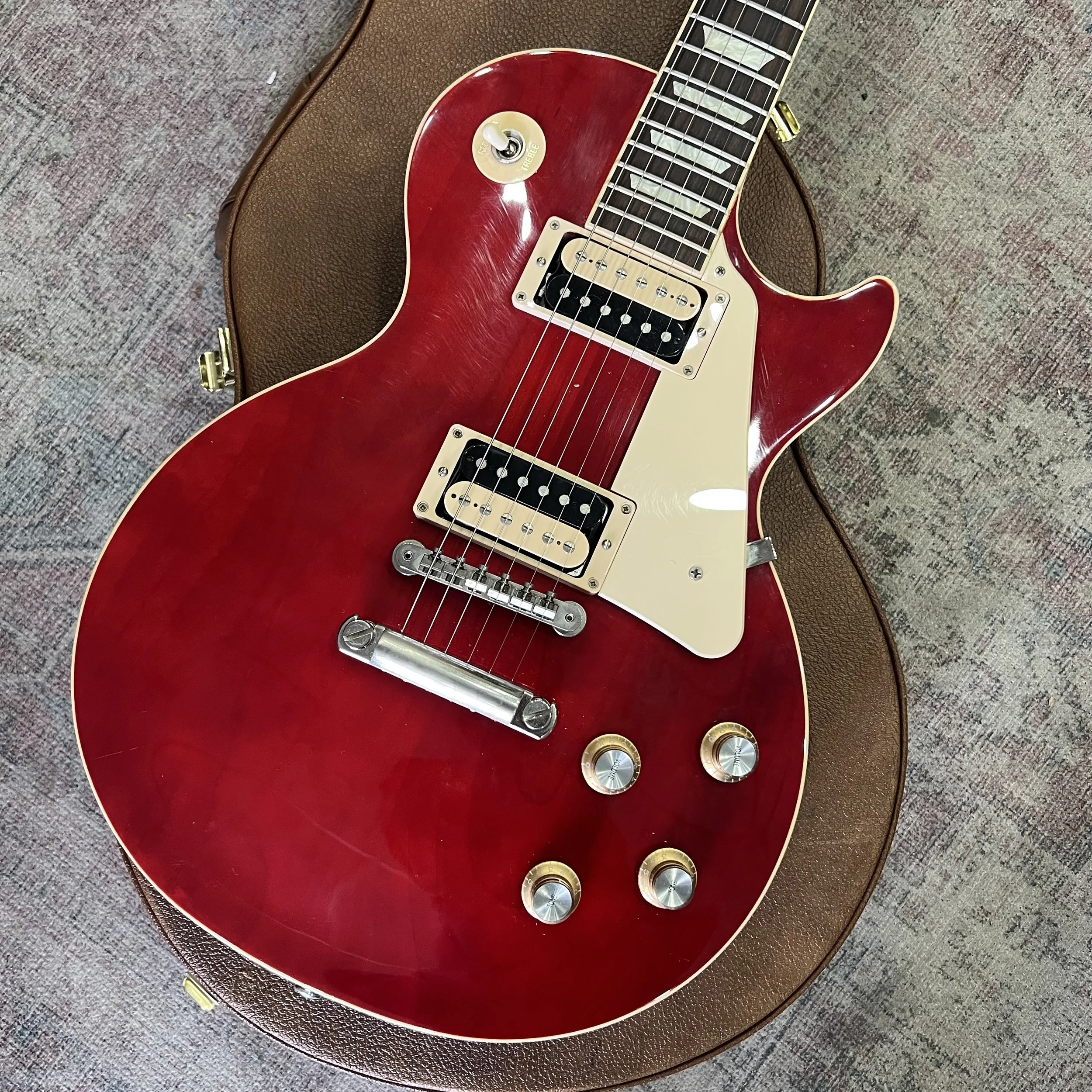 Gibson-LesPaul-Classic-Electric-Guitar-Cherry-Red-03.jpeg