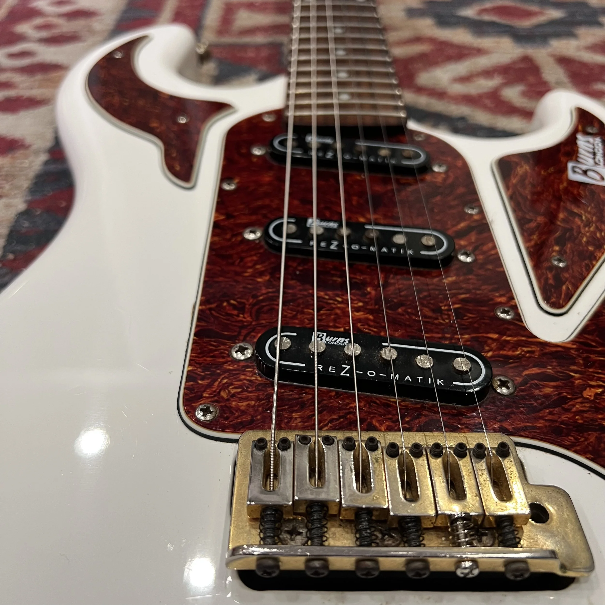 BurnsMarquee-Electric-Guitar-VintageWhite-05.jpeg