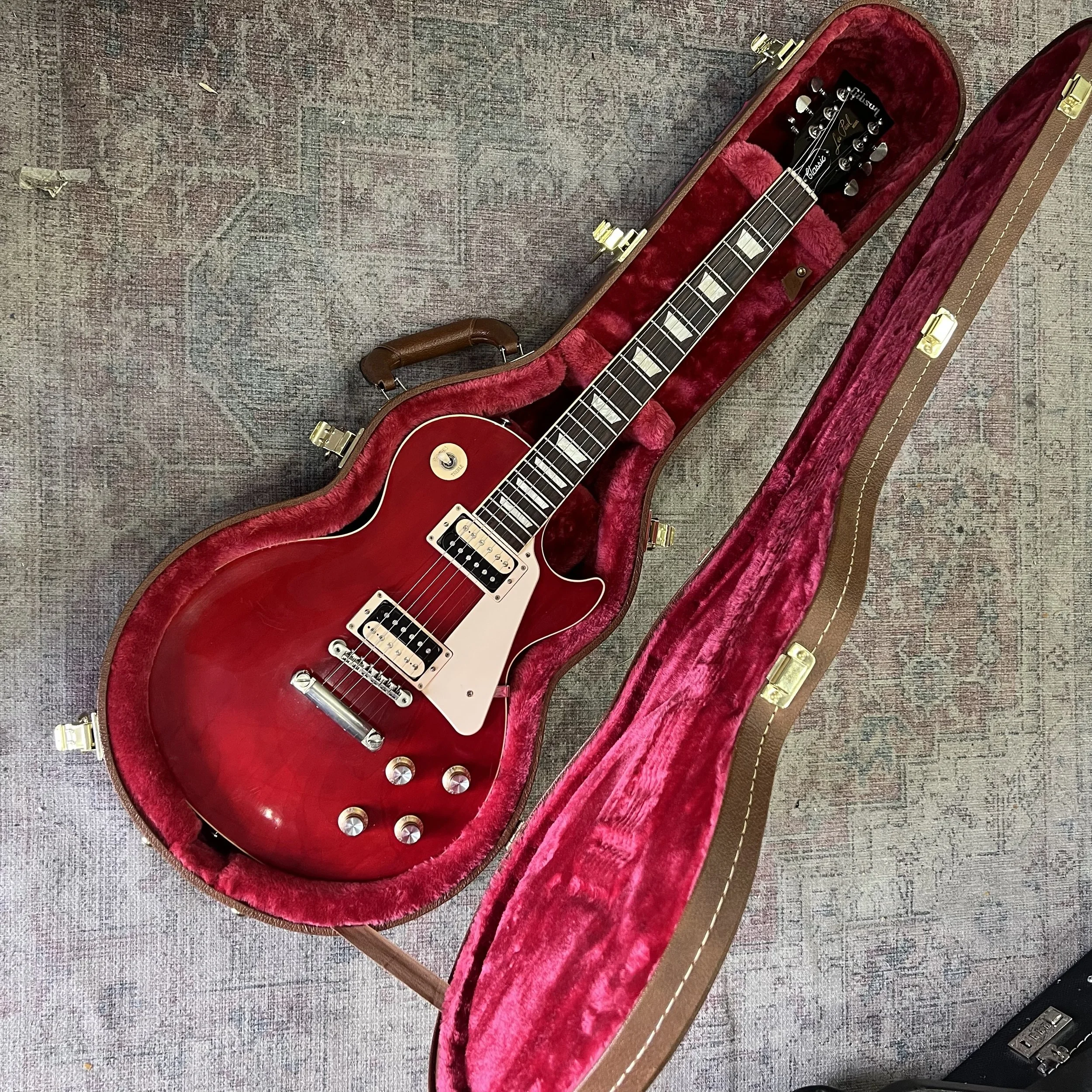 Gibson-LesPaul-Classic-Electric-Guitar-Cherry-Red-01.jpeg