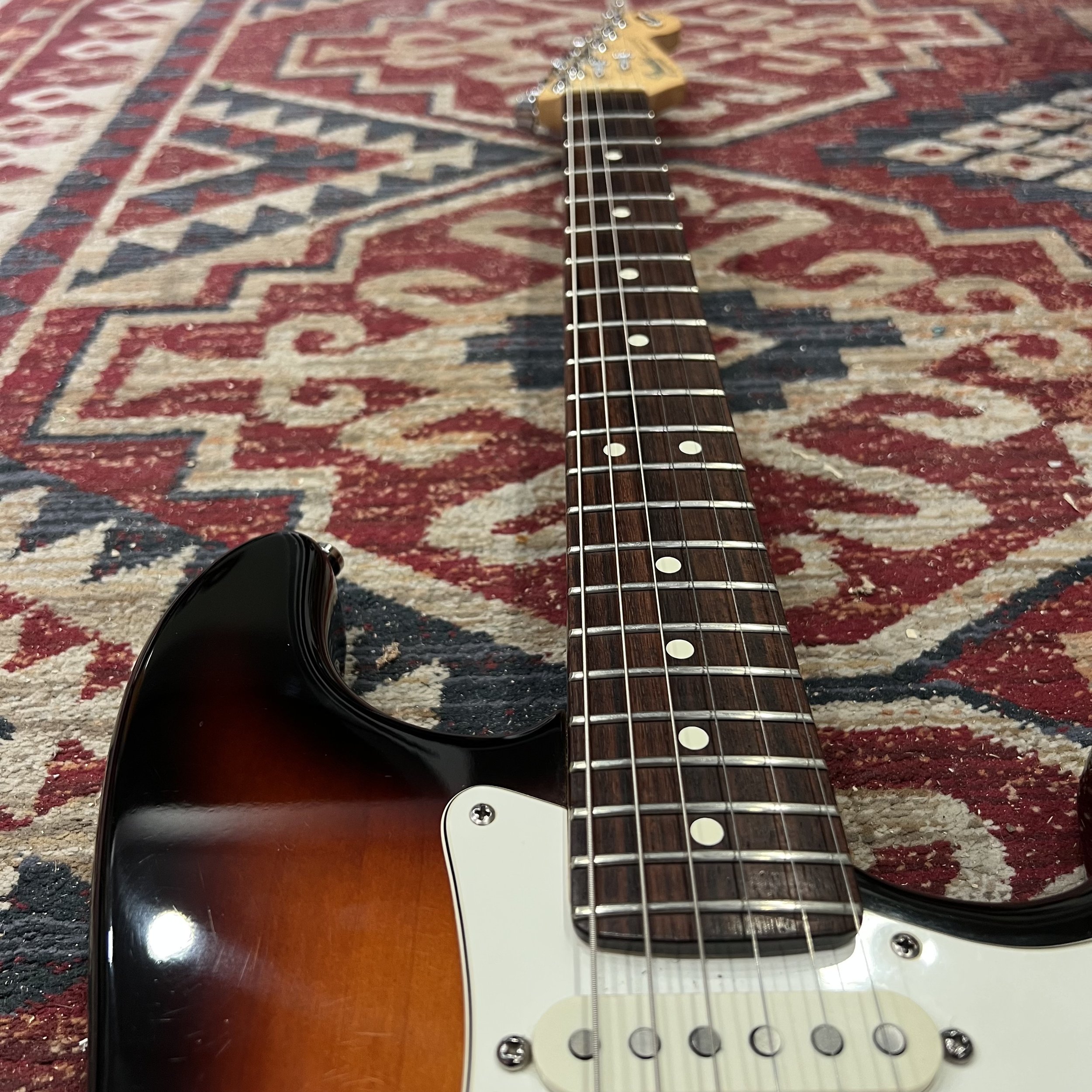 Fender-Stratocaster-40th-Anniversary-USA-3Tone-Sunburst-Electric-Guitar-08.jpeg