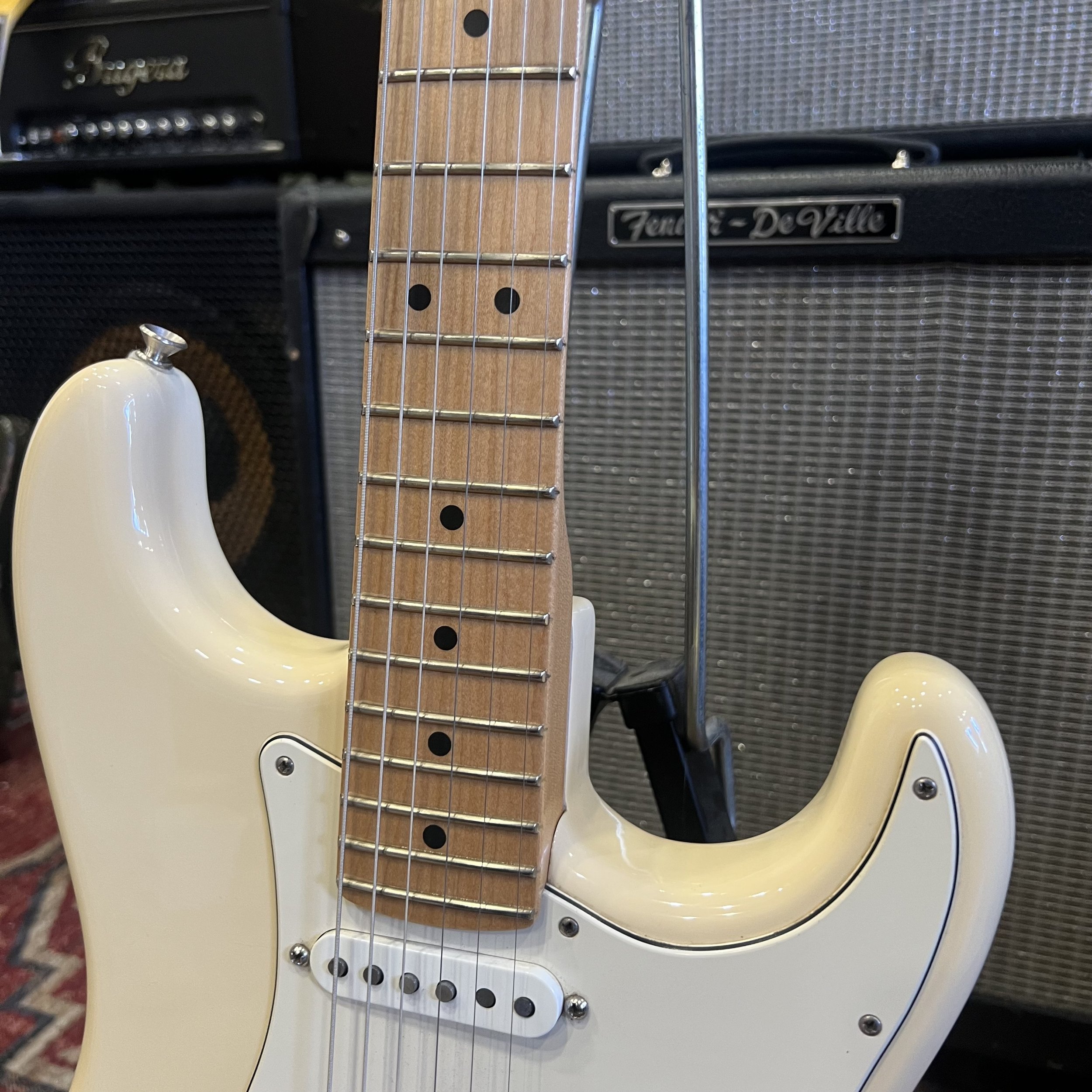 Fender-AmPro-Stratocaster-Electric-Guitar-OlympicWhite-03.jpeg