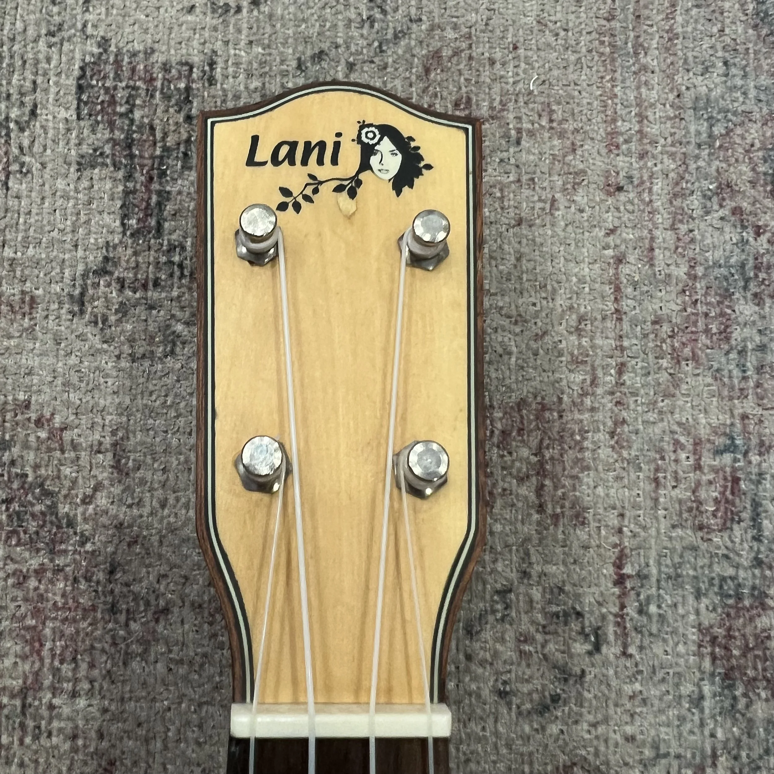 Lani-ukulele-soprano-ls200-black-case-05.jpeg
