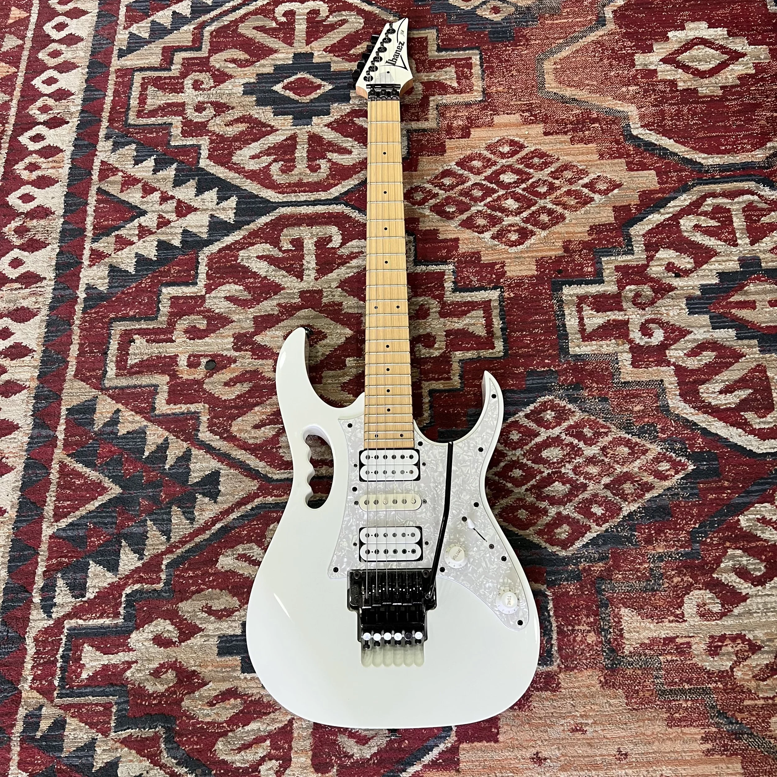 Ibanez-JEM-MIJ-White-01.jpeg