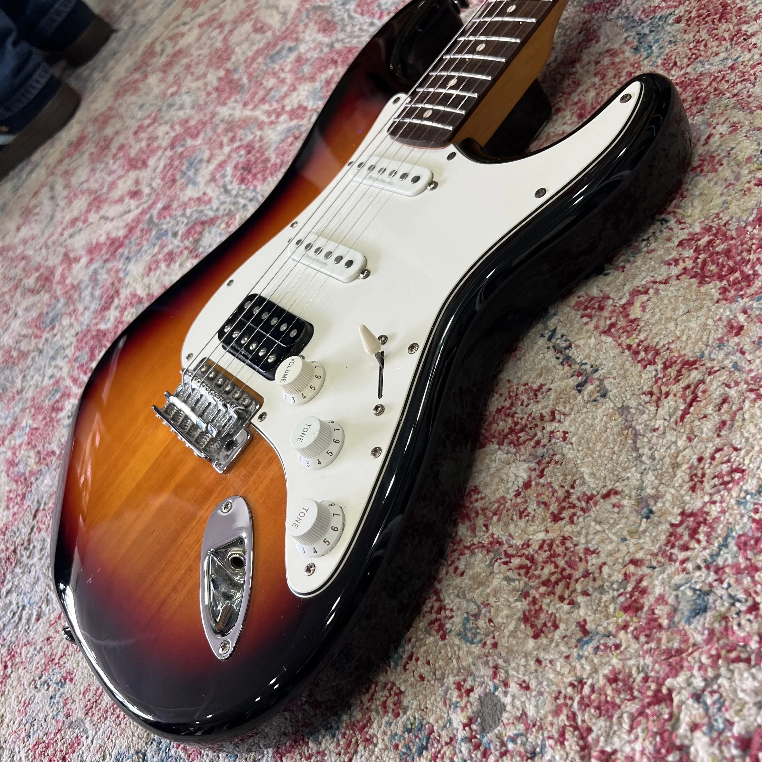 Squier-ClassicVibe-70s-Stratocaster-HSS-3tonesunburst-guitar-03.jpeg