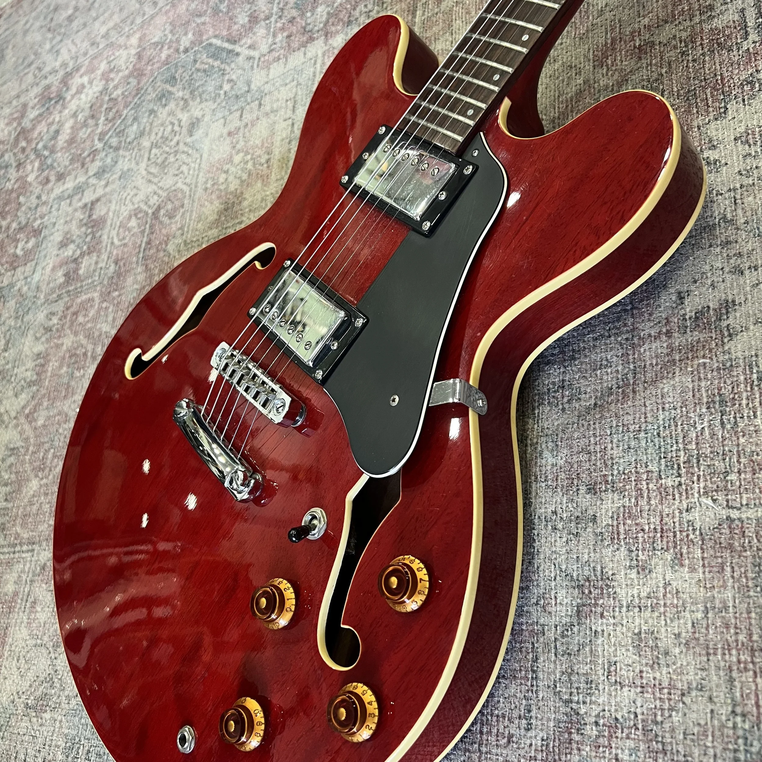 Vantage-635V-semi-hollow-electric-guitar-CherryRed-03.jpeg
