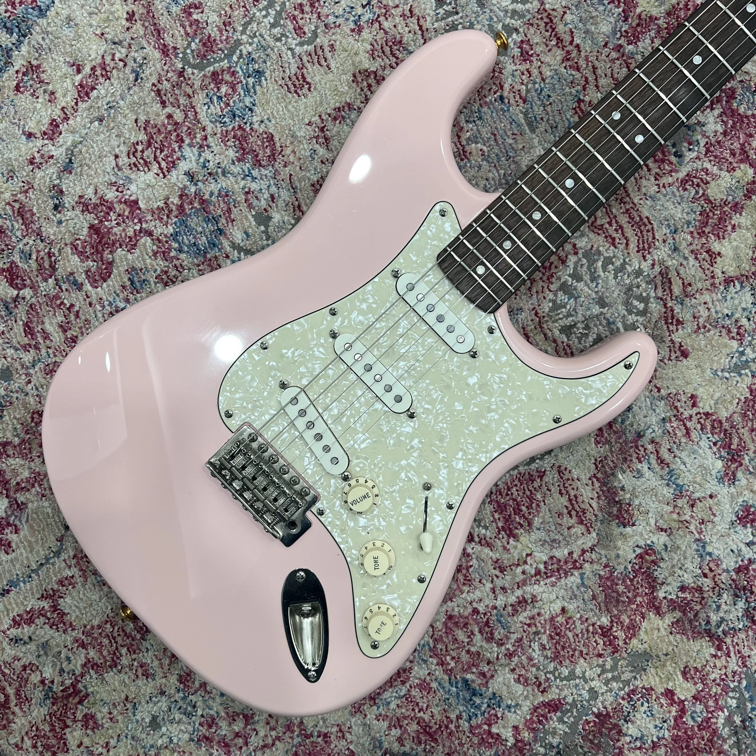 SquierStratocaster_pink02.jpeg