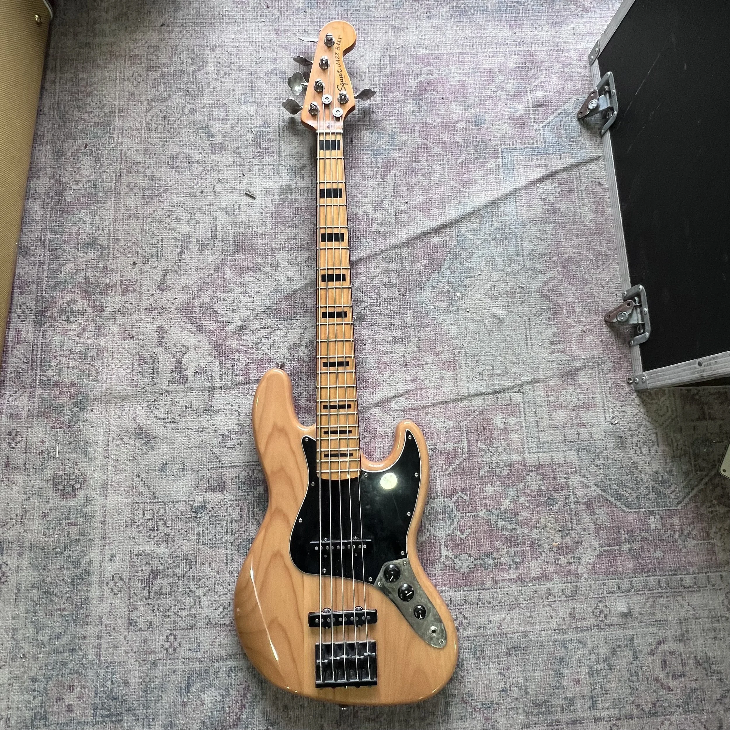 SquierClassicVibeJazzBass70sNatural_01.jpeg