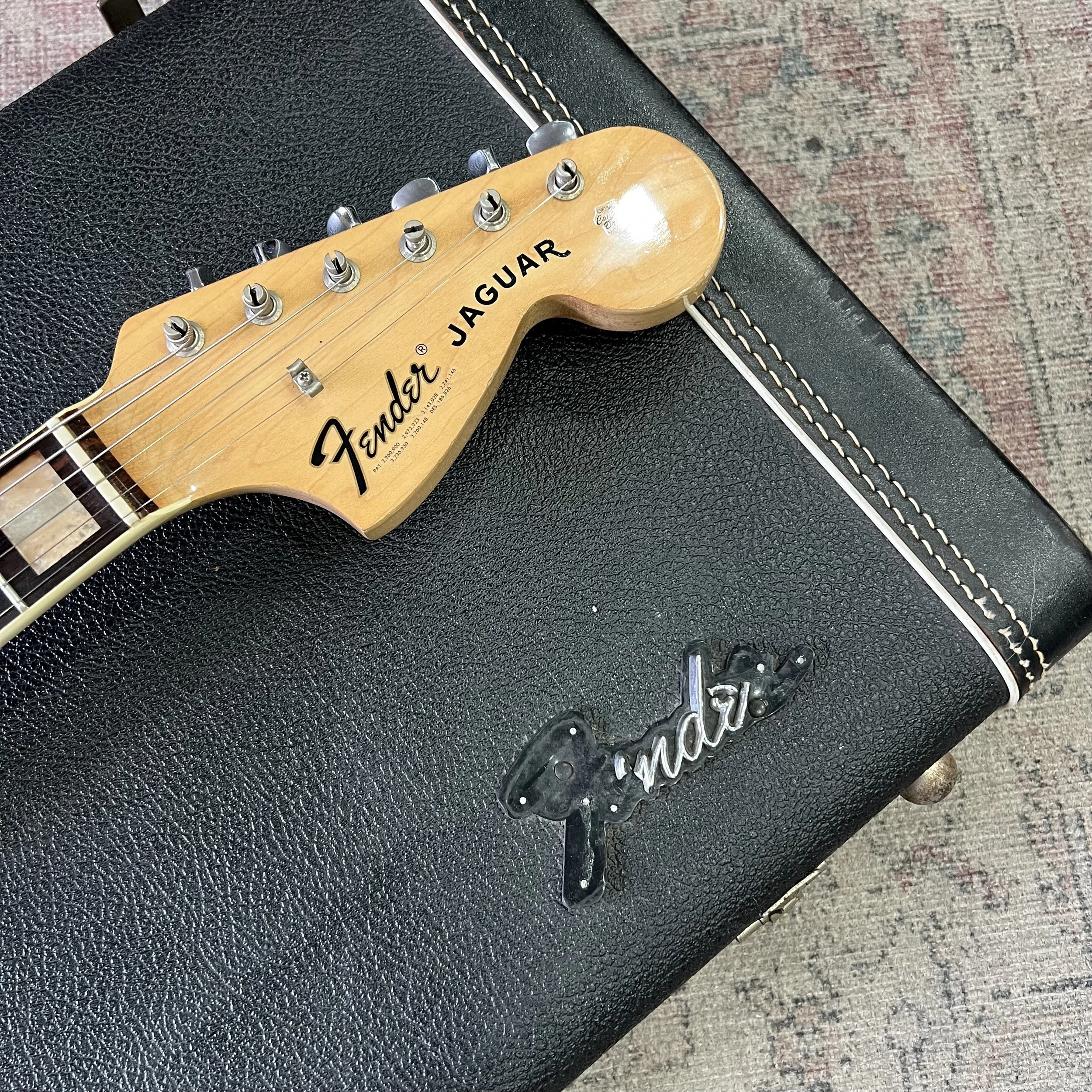 Fender-Jaguar-1969-Electric-Guitar-3Tone-Sunburst-04.jpeg