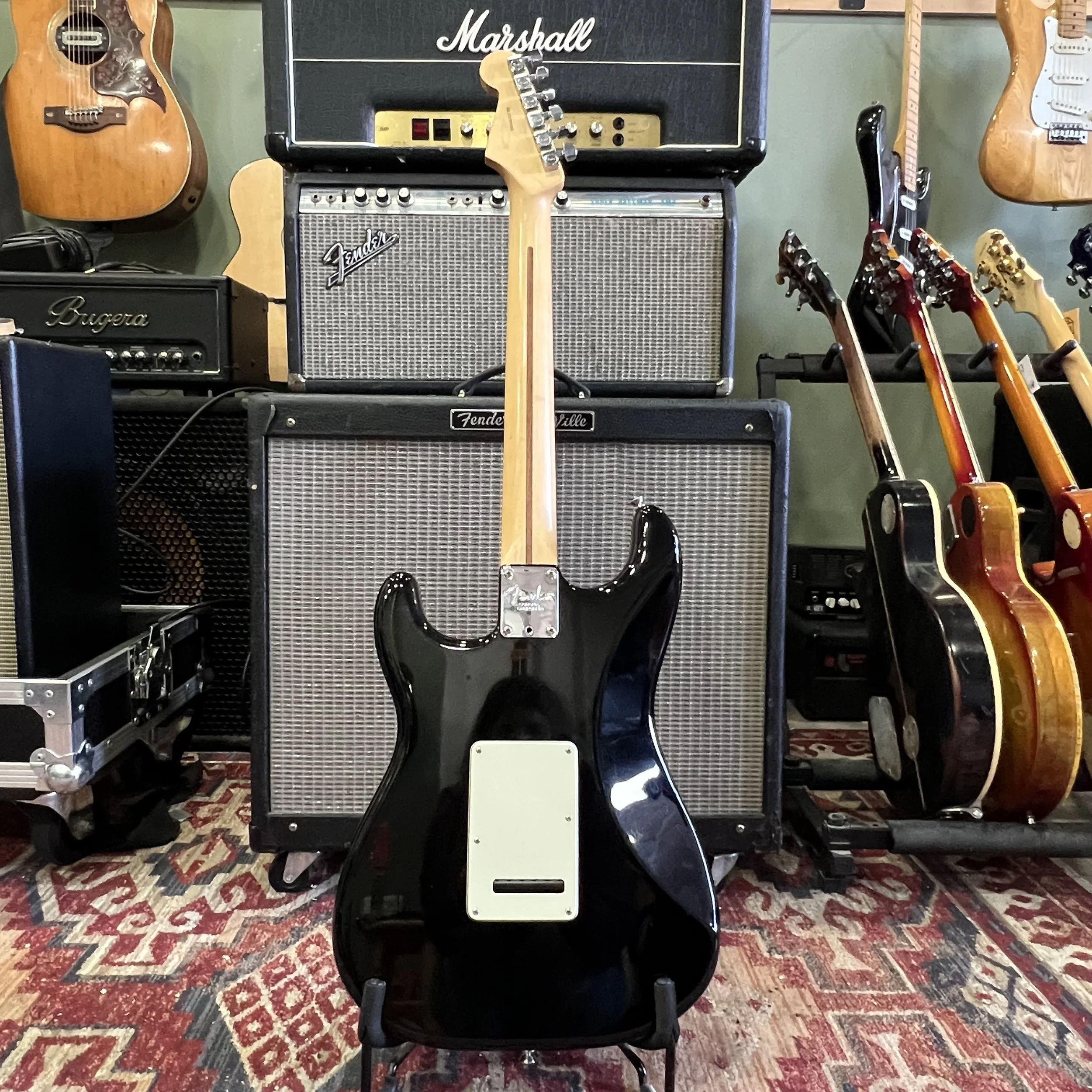 Fender-AmPro-Stratocaster-Electric-Guitar-Black-05.jpeg
