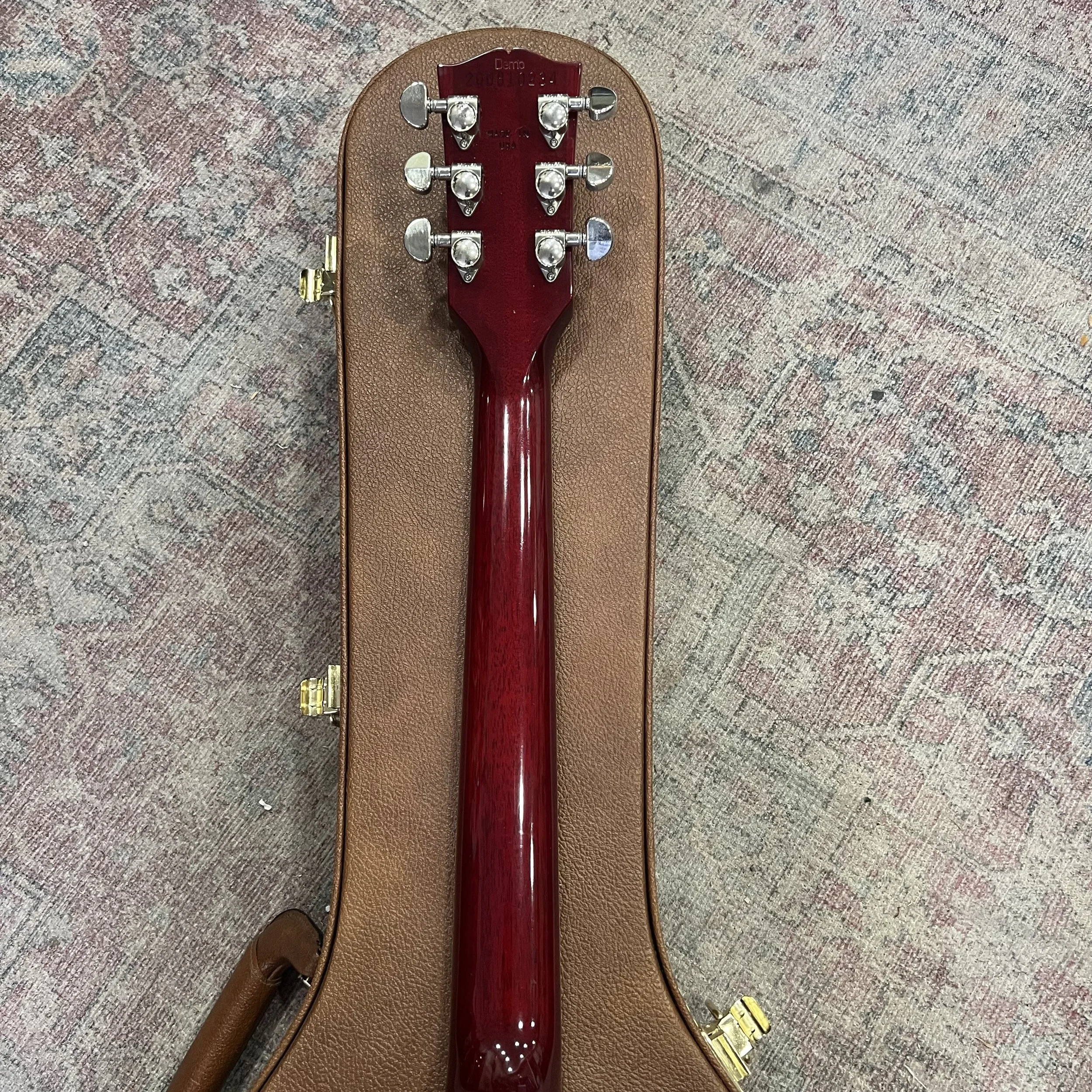 Gibson-LesPaul-Classic-Electric-Guitar-Cherry-Red-010.jpeg