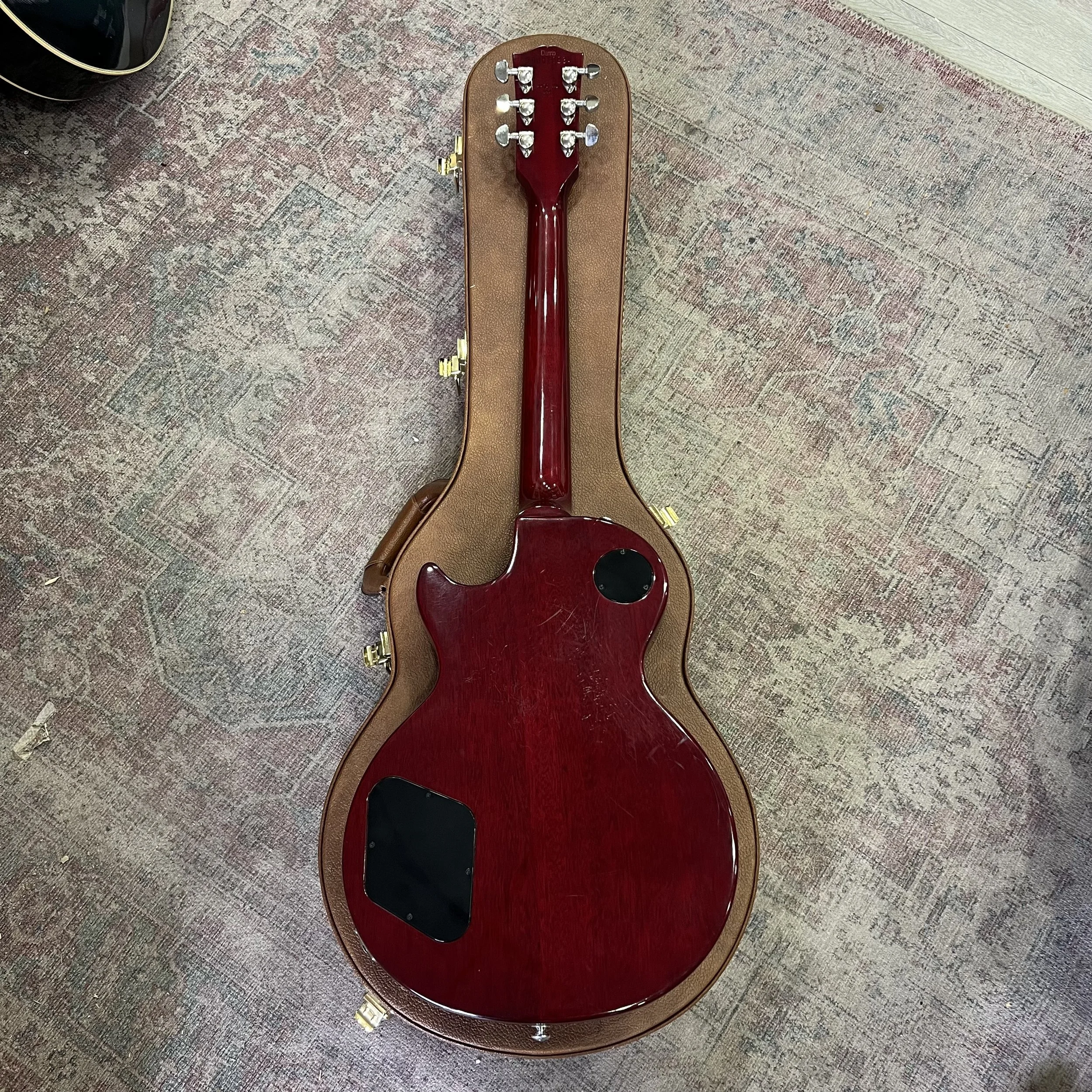 Gibson-LesPaul-Classic-Electric-Guitar-Cherry-Red-016.jpeg