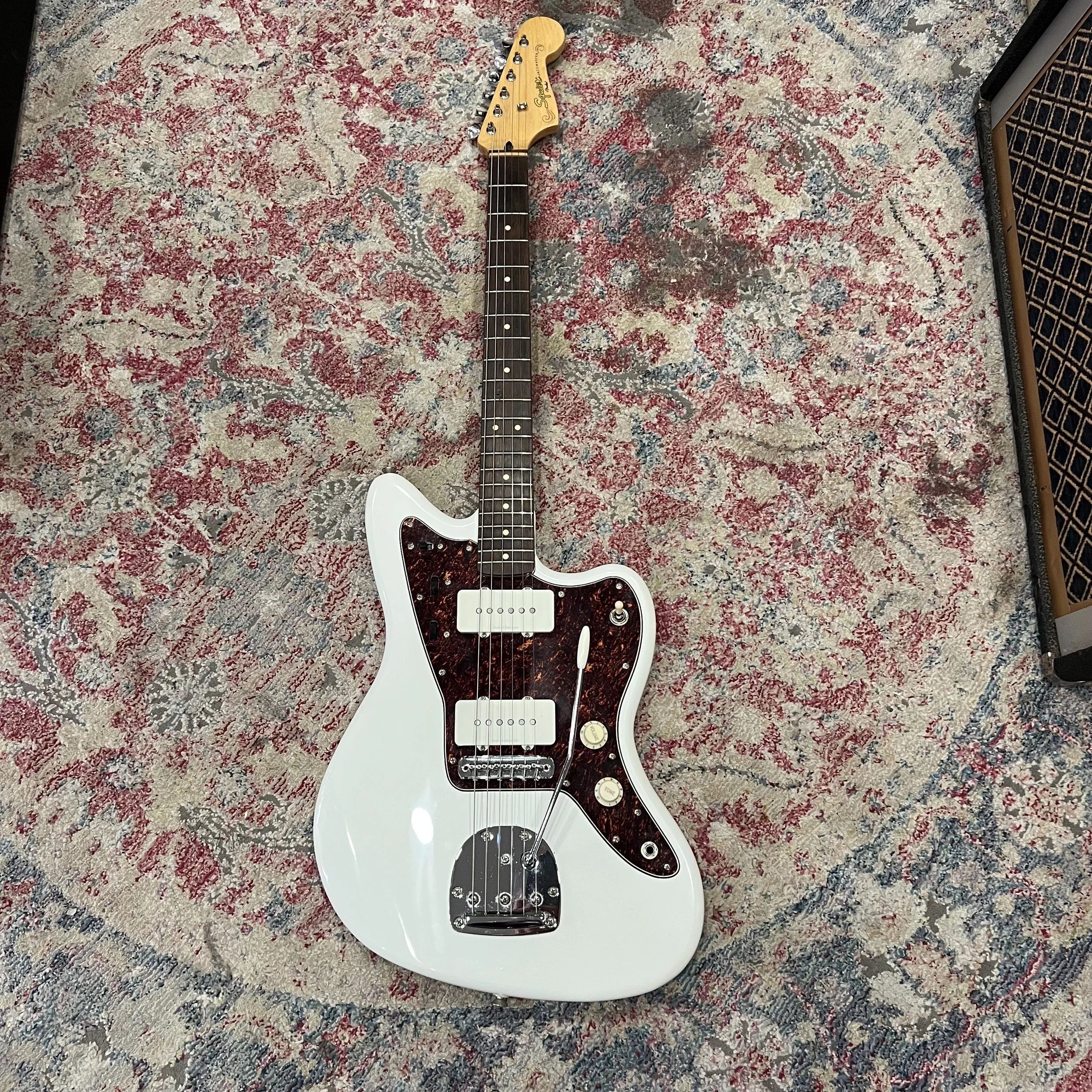 SquierJazzmasterWhite_01.jpeg