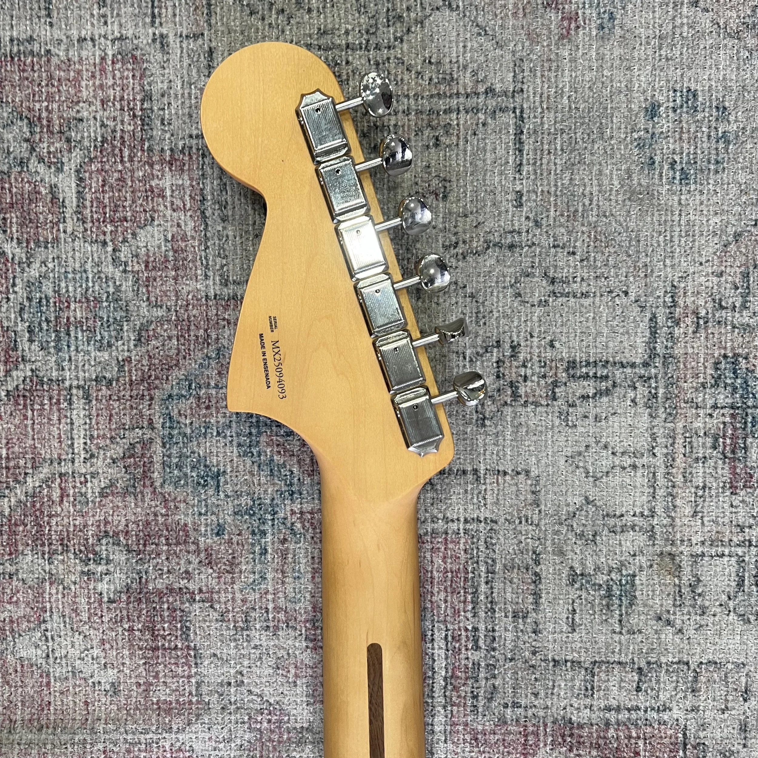 Fender-Mustang-Mexican-3tone-sunburst-electric-guitar-010.jpeg