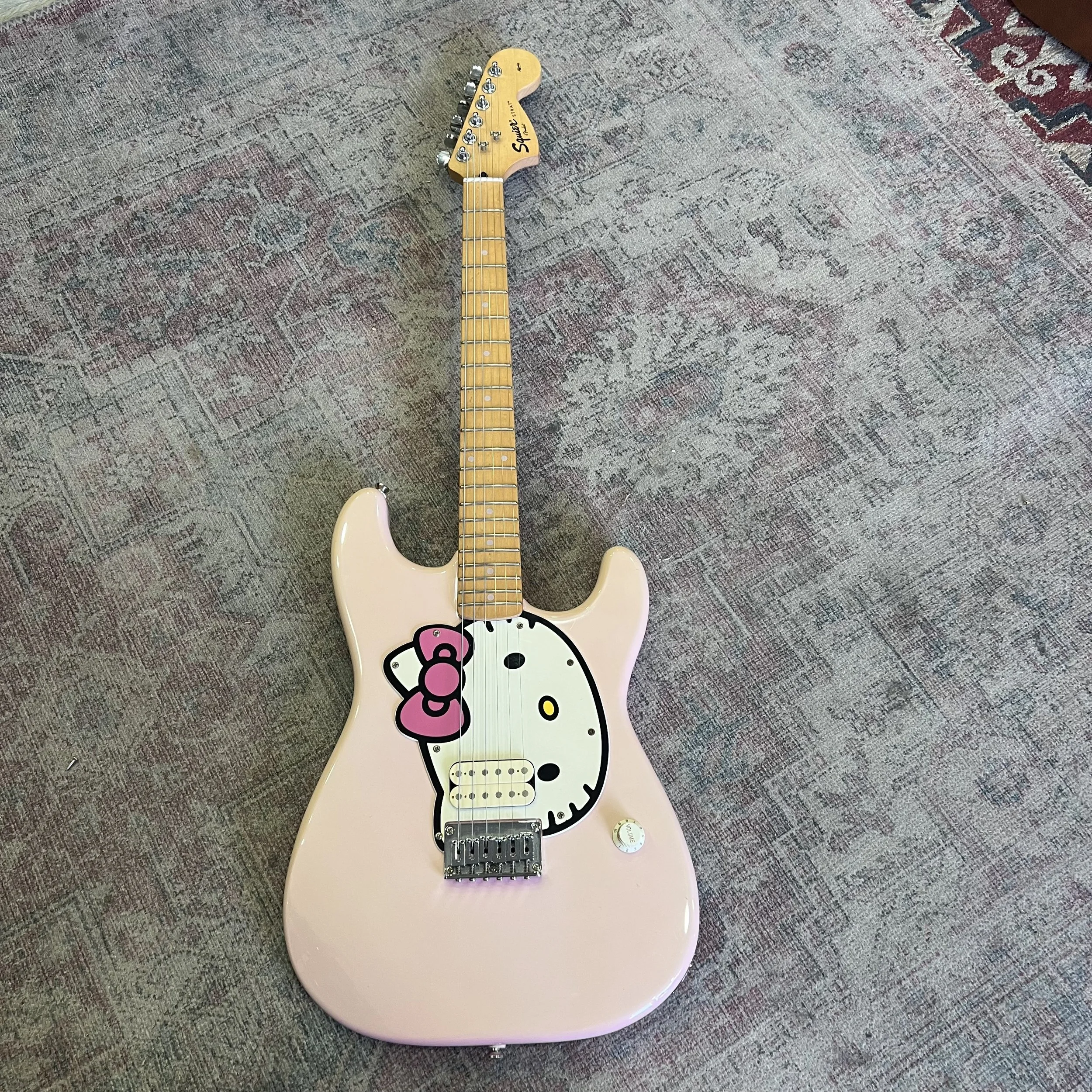 Squier-Stratocaster-AffinitySeries-HellokittyFirstYear2005-Pink-Electric-Guitar-01.jpeg