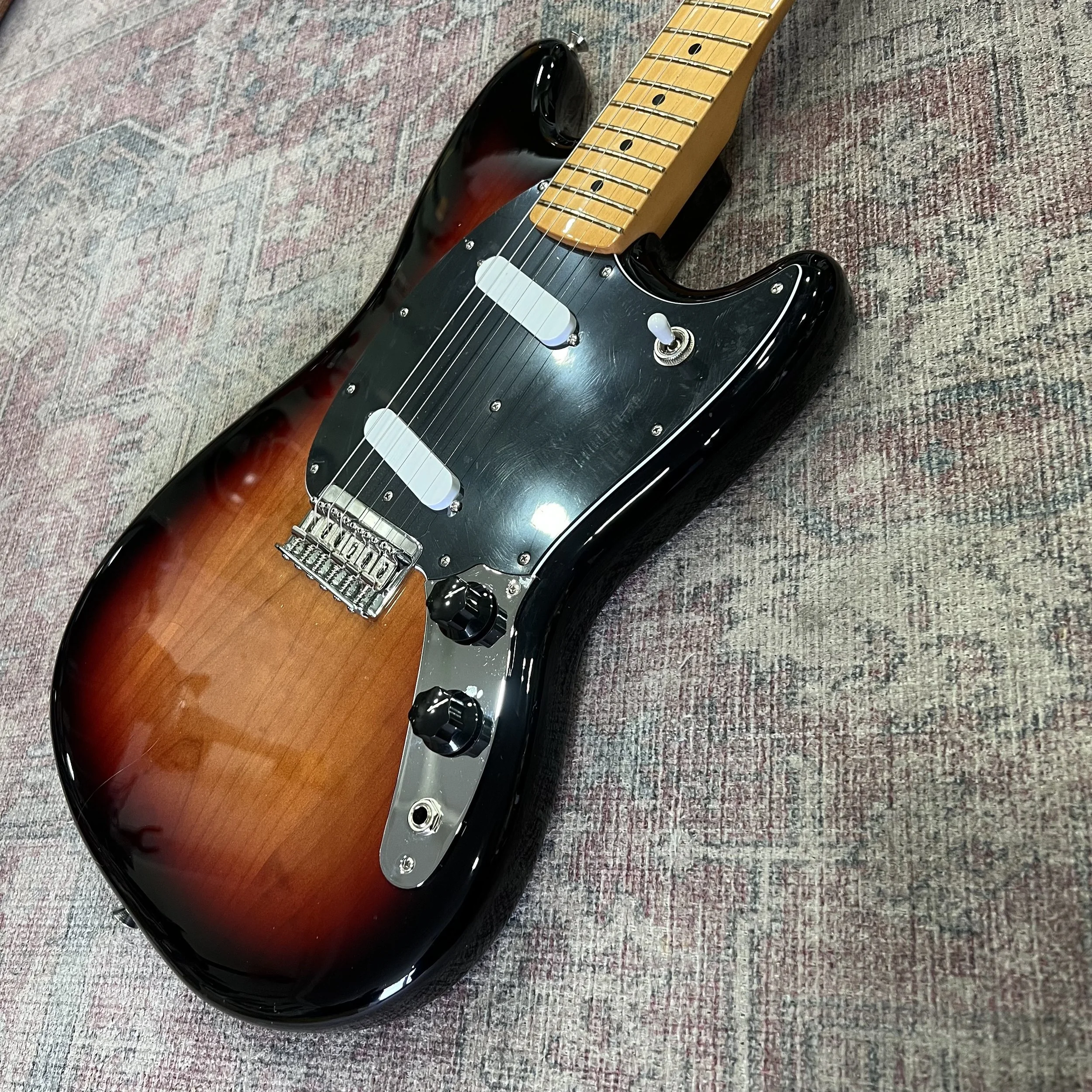 Fender-Mustang-Mexican-3tone-sunburst-electric-guitar-03.jpeg