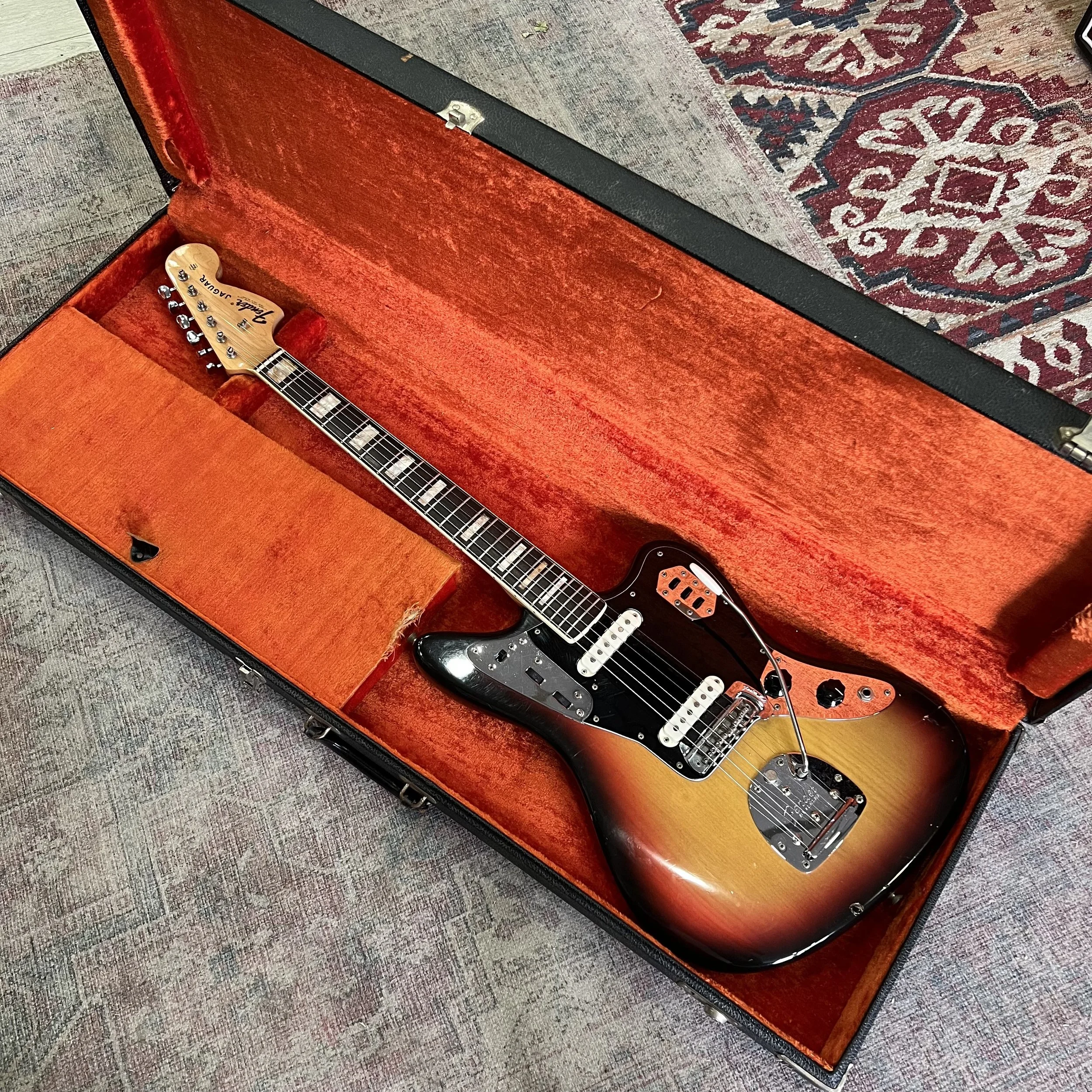 Fender-Jaguar-1969-Electric-Guitar-3Tone-Sunburst-02.jpeg